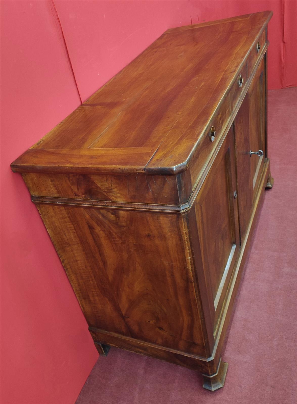 Credenza due porte tre cassetti