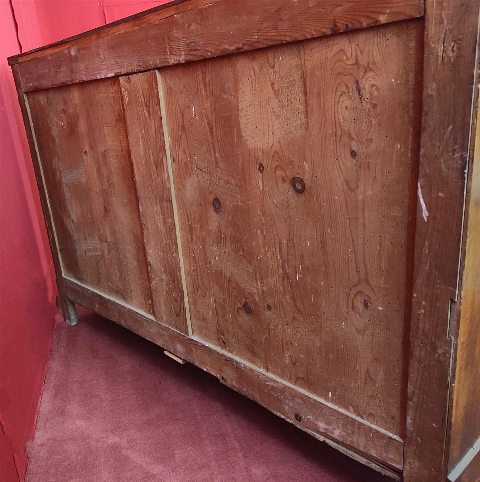 Credenza due porte tre cassetti