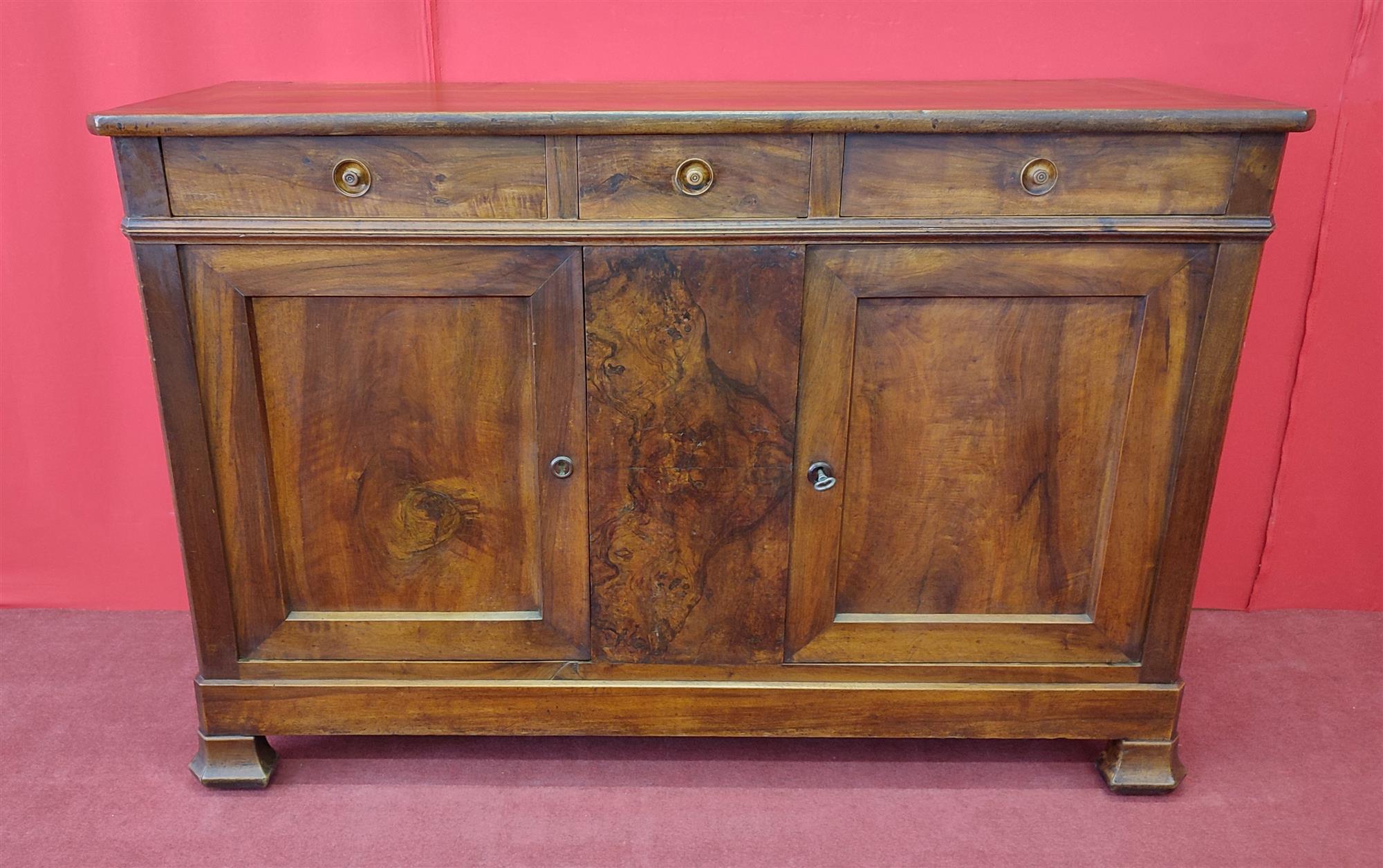 Credenza due porte tre cassetti