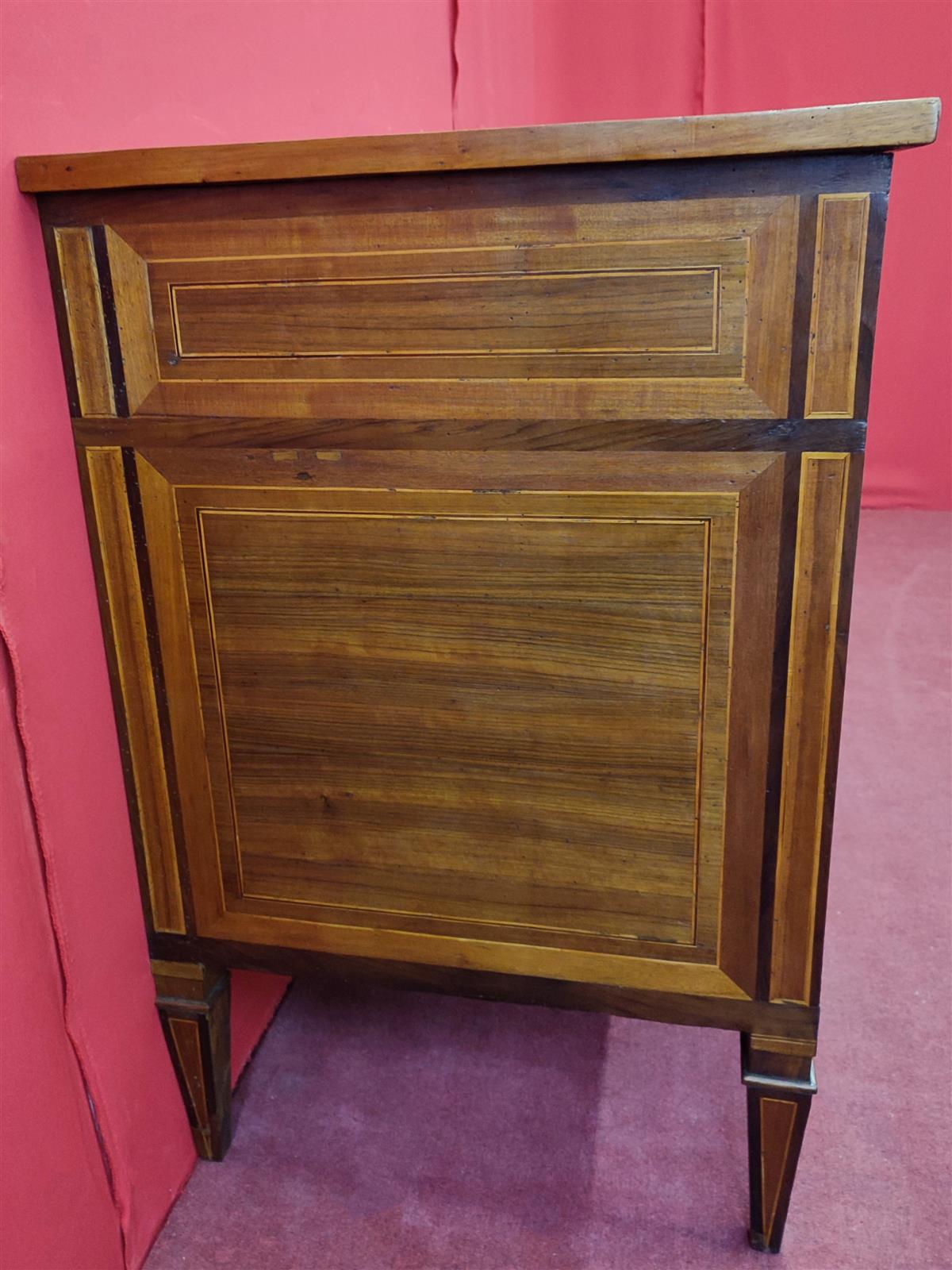 Louis XVI chest of drawers with inlays