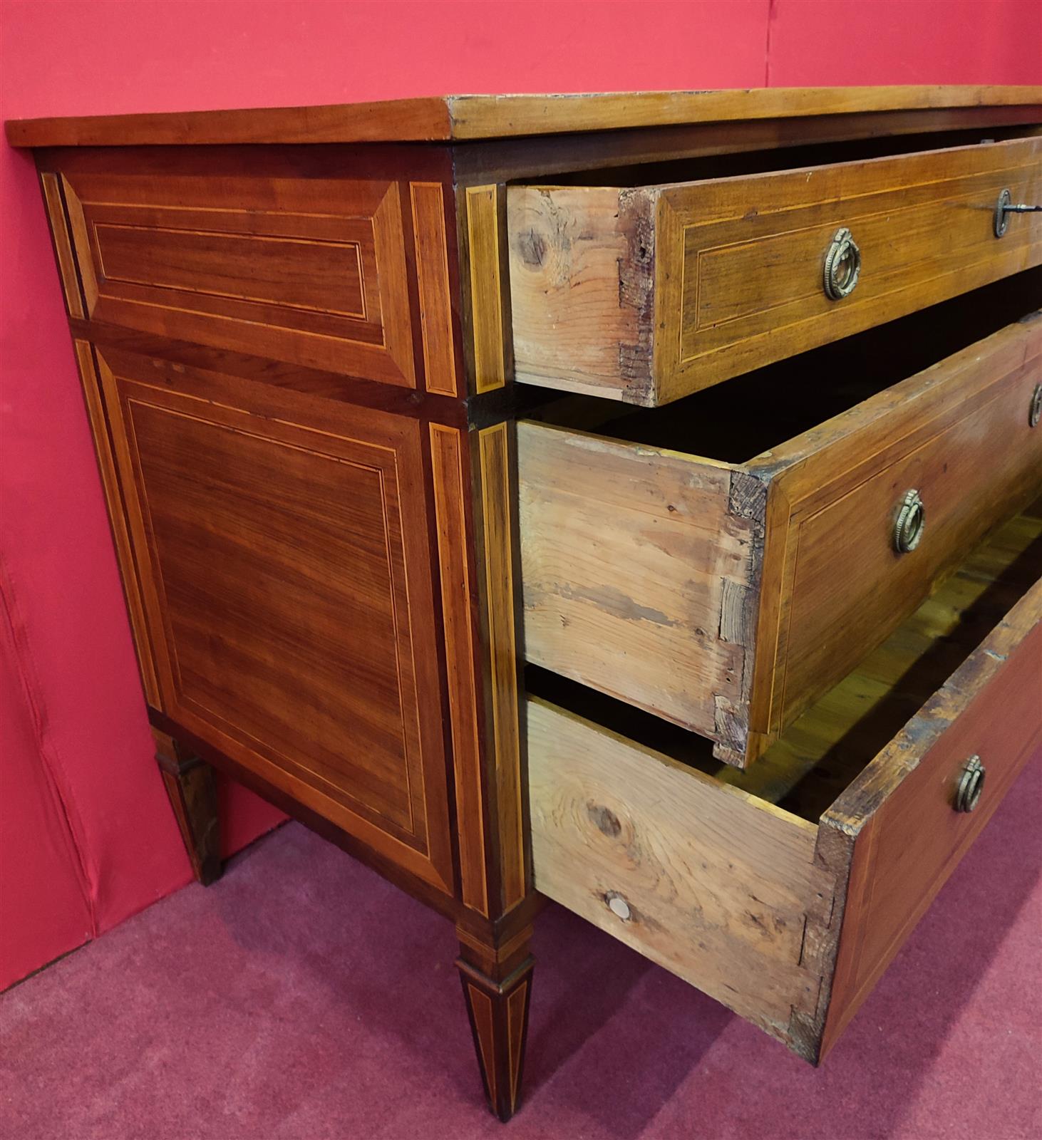 Louis XVI chest of drawers with inlays