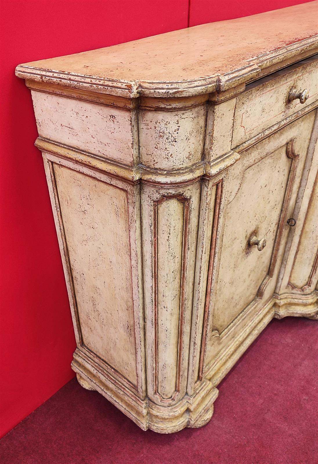 Credenza quattro porte laccata