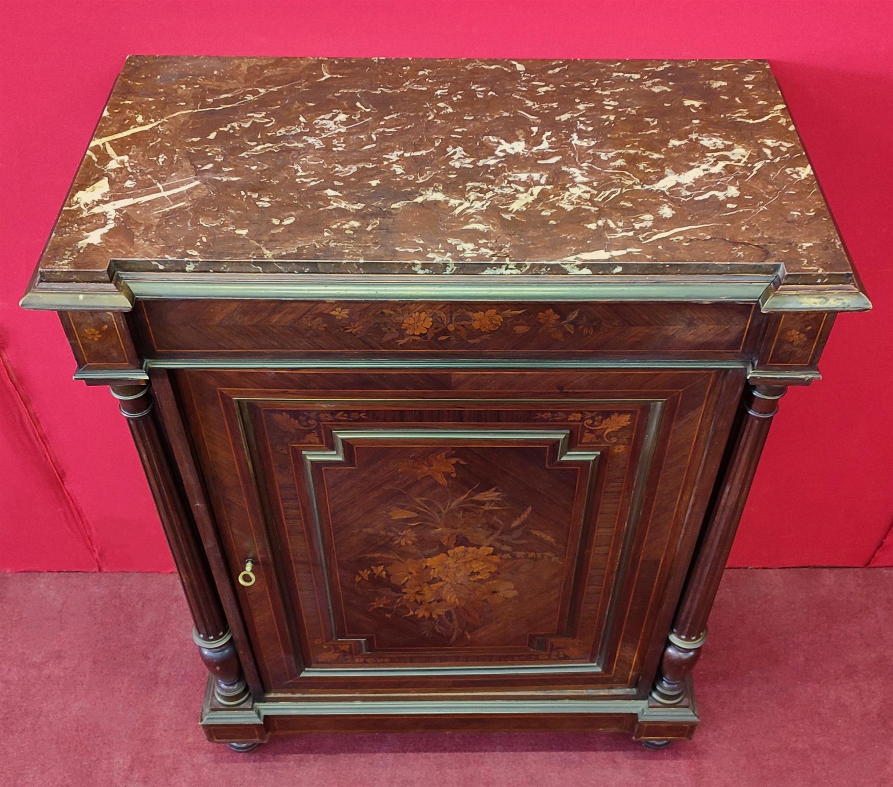 Piccola credenza intarsiata