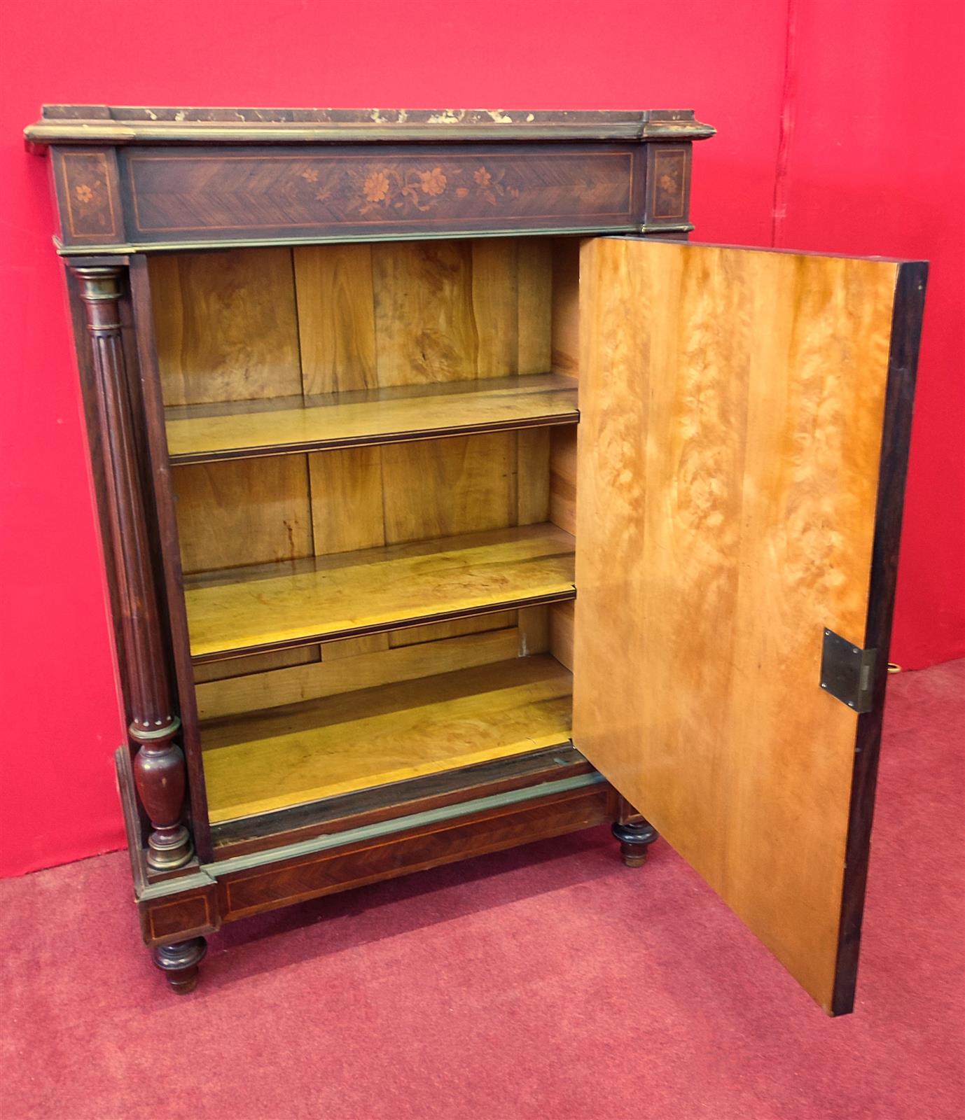 Piccola credenza intarsiata