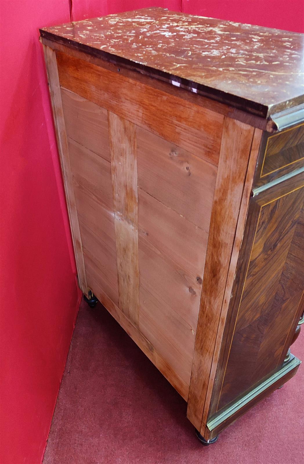 Piccola credenza intarsiata