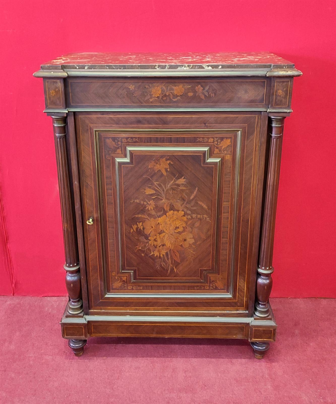 Piccola credenza intarsiata