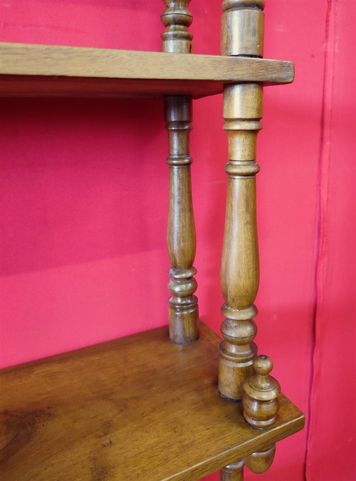 Etagere in noce italiana