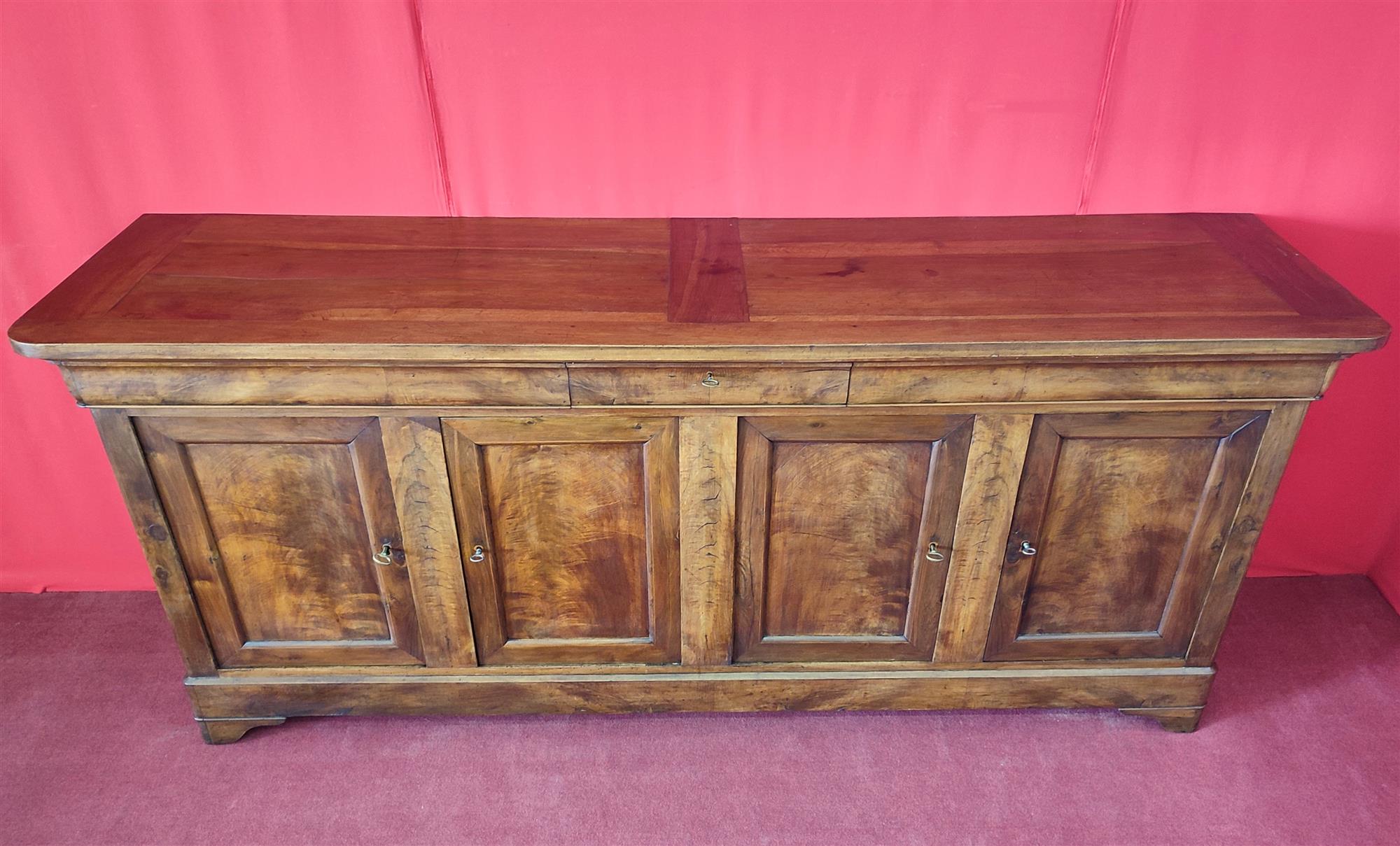 Credenza quattro porte tre cassetti