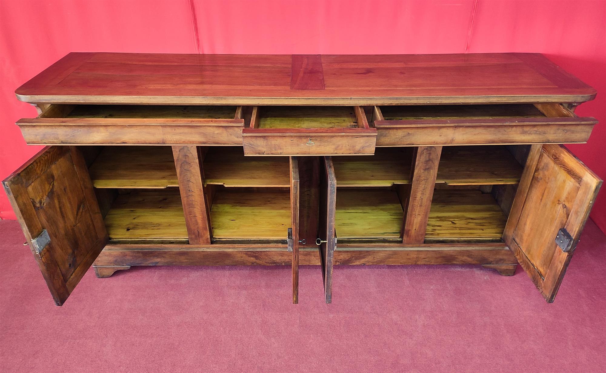 Credenza quattro porte tre cassetti