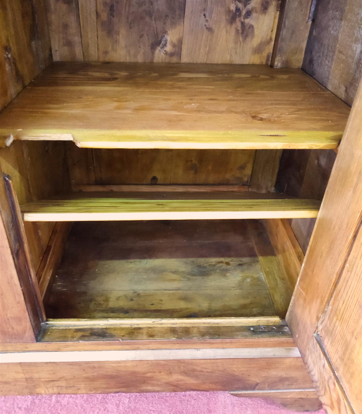 Credenza quattro porte tre cassetti