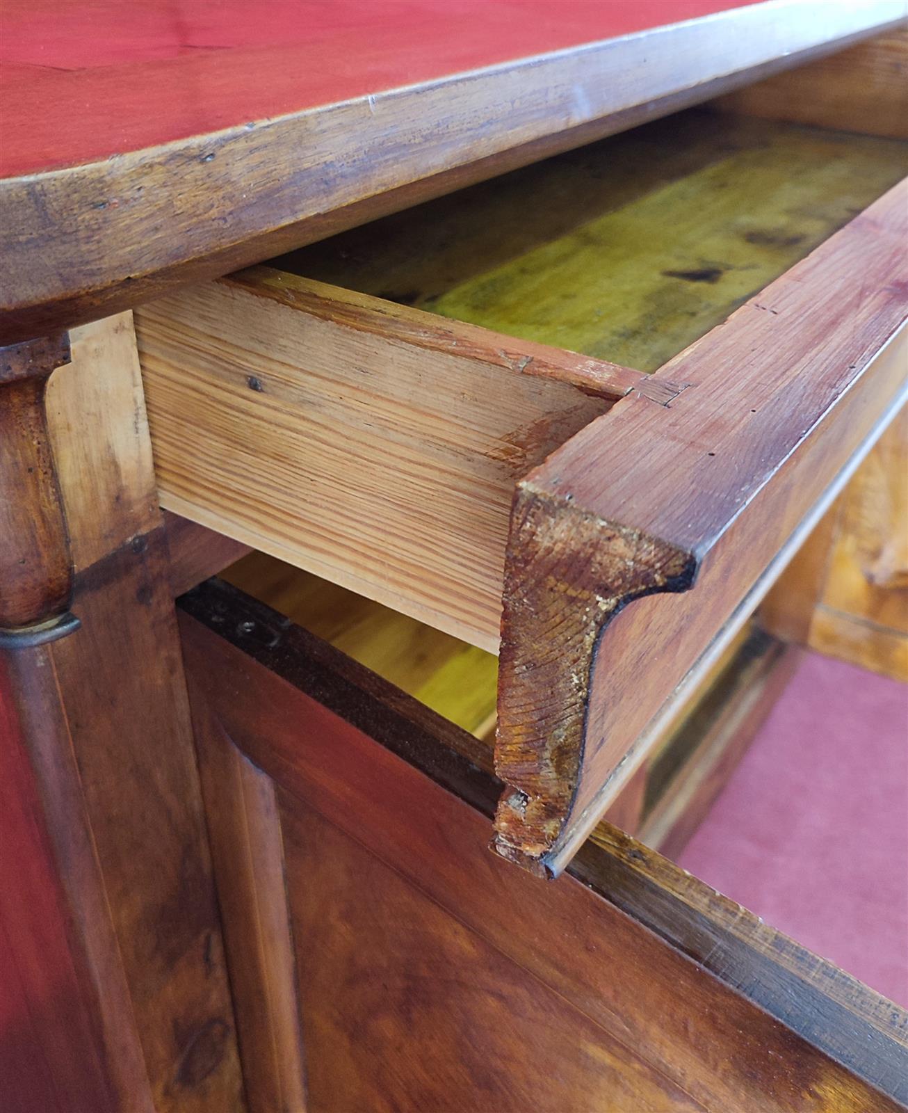 Credenza quattro porte tre cassetti
