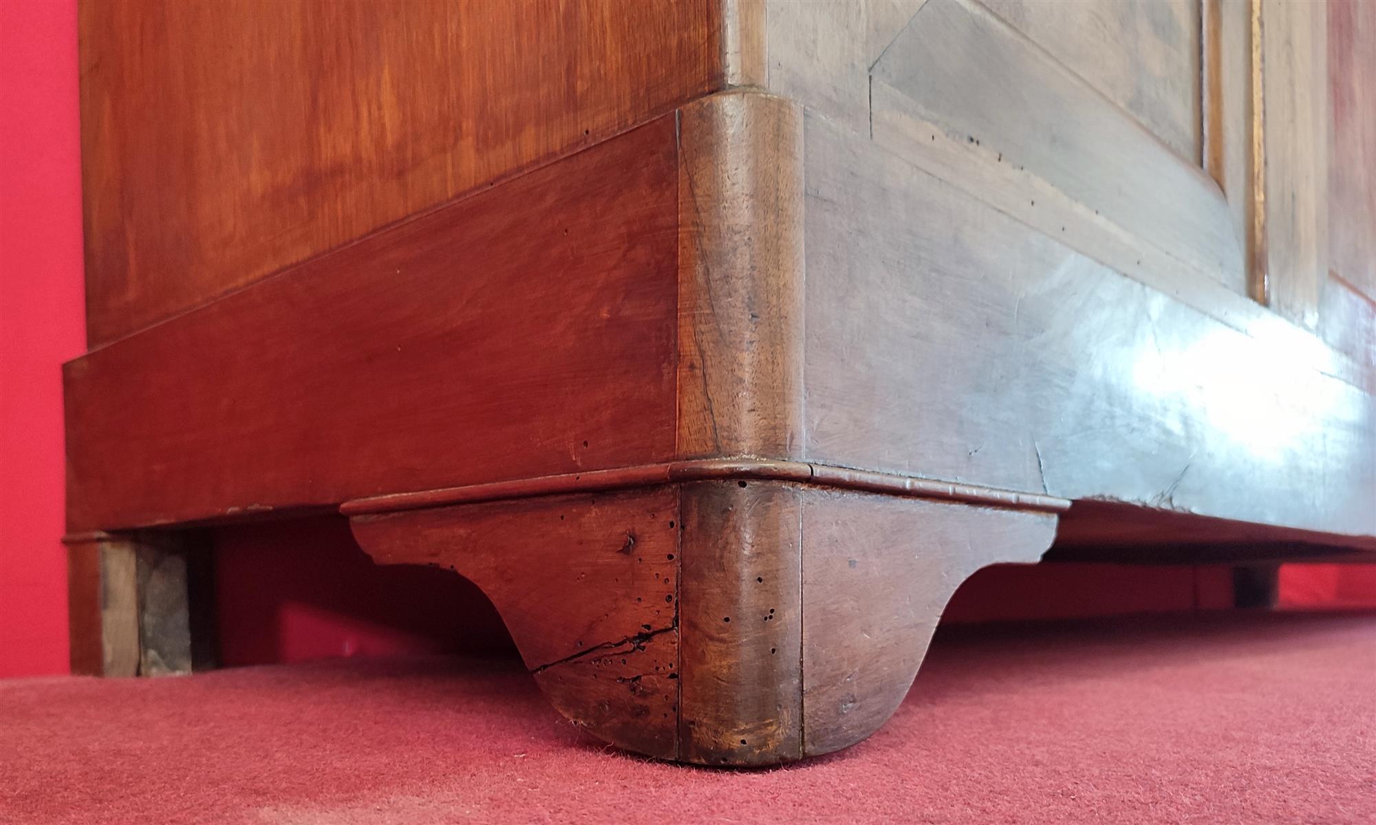 Credenza quattro porte tre cassetti