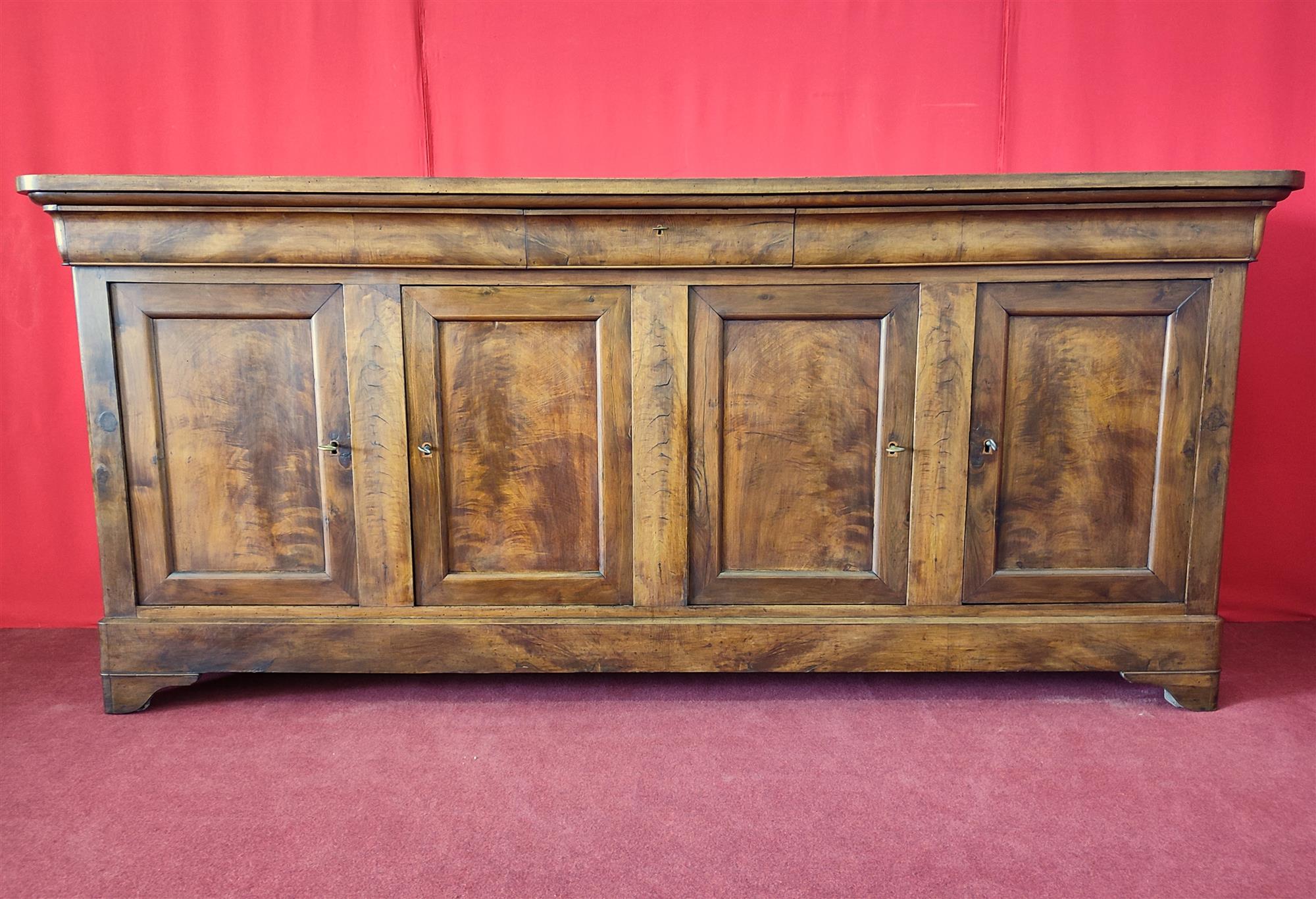 Credenza quattro porte tre cassetti