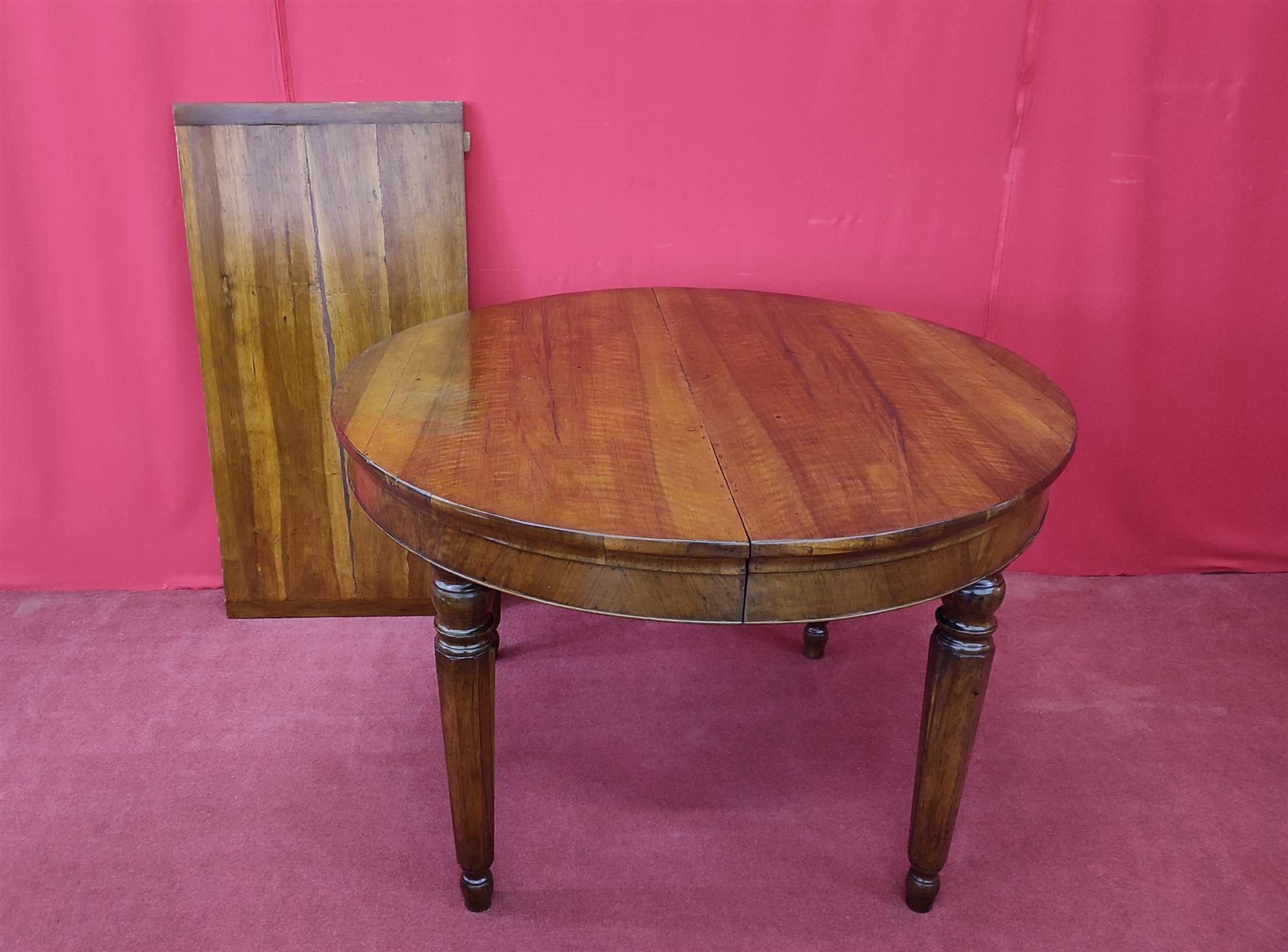 Extendable round table