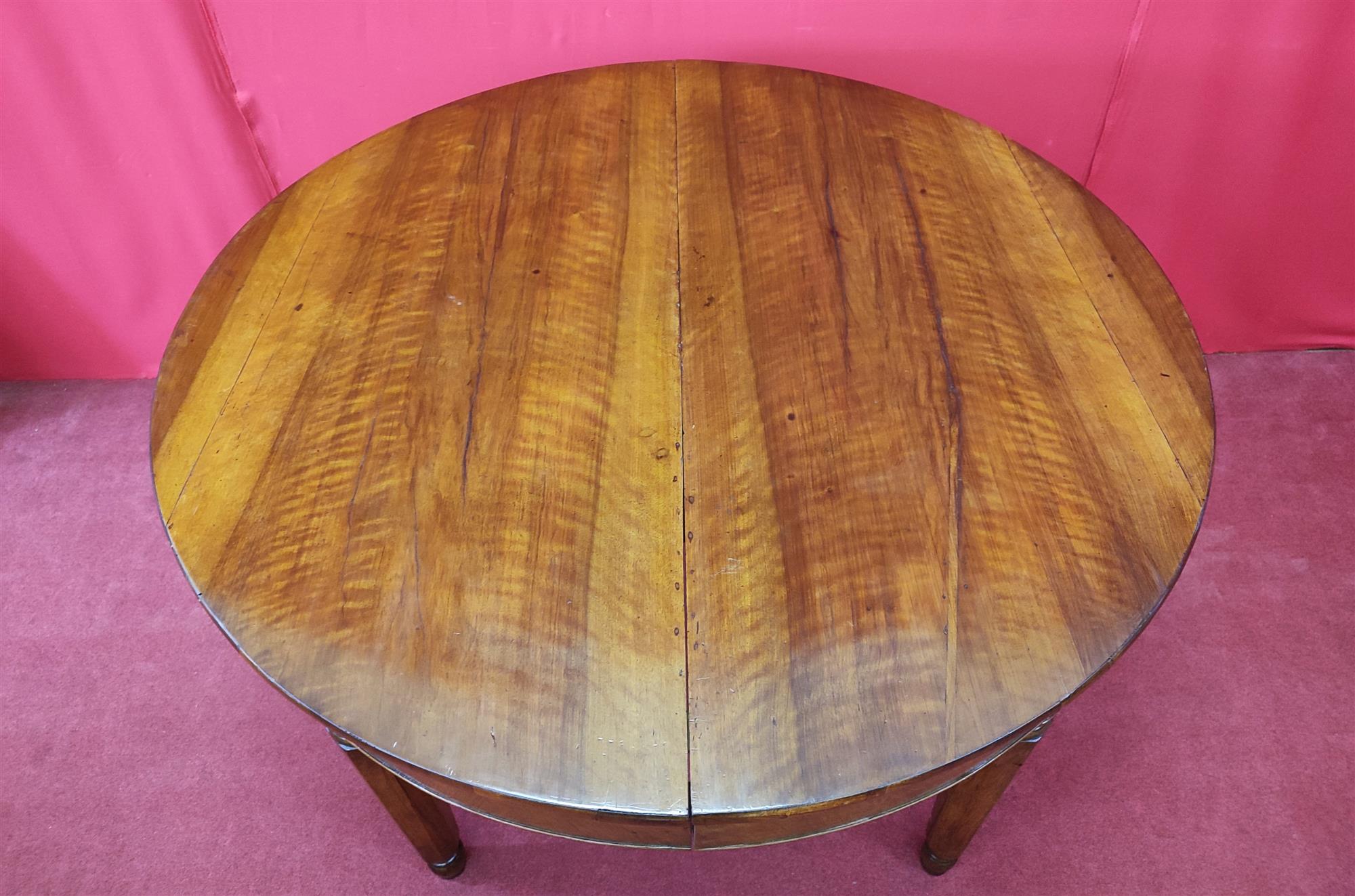 Extendable round table
