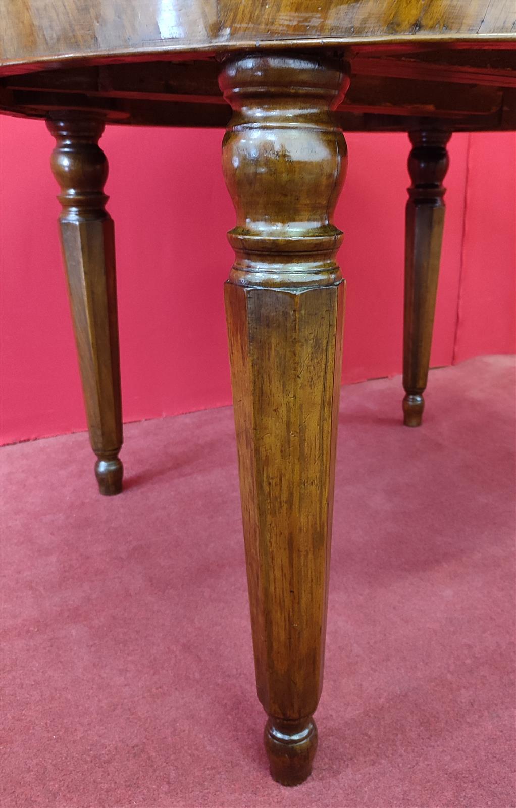 Extendable round table