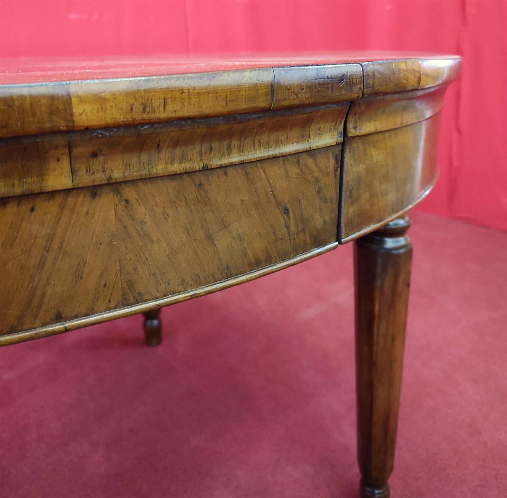Extendable round table