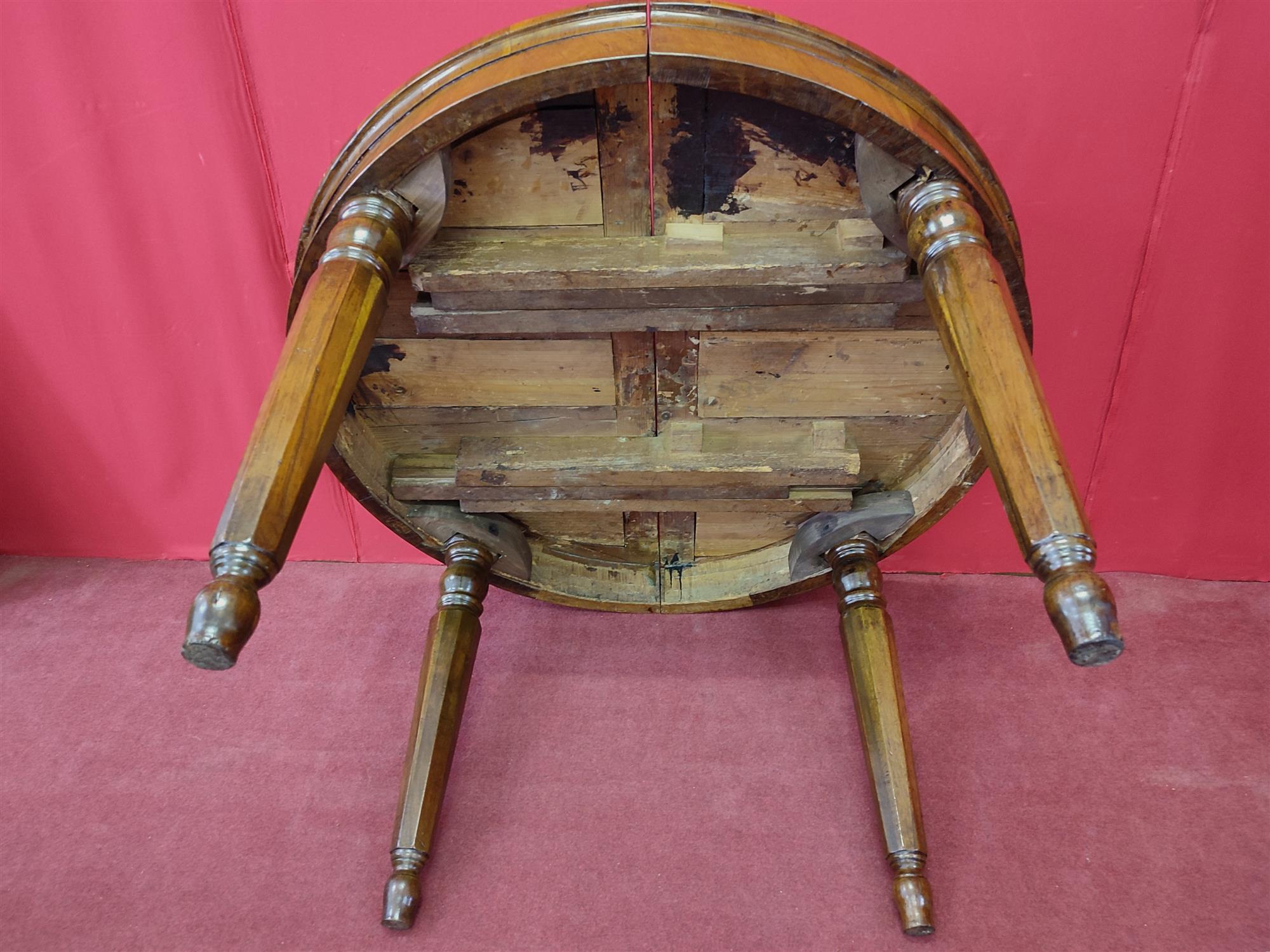 Extendable round table