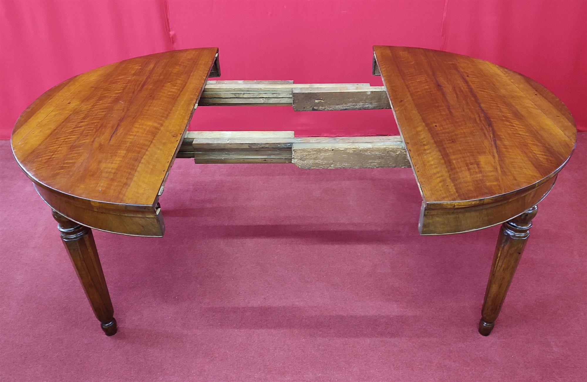Extendable round table