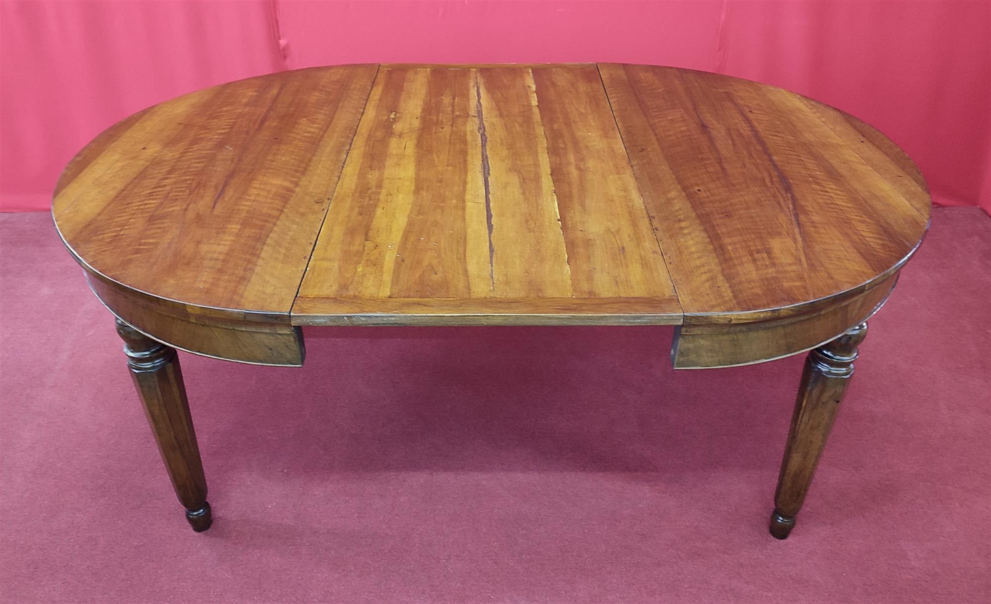 Extendable round table