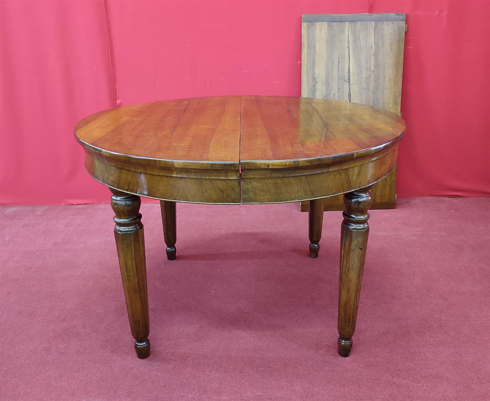 Extendable round table