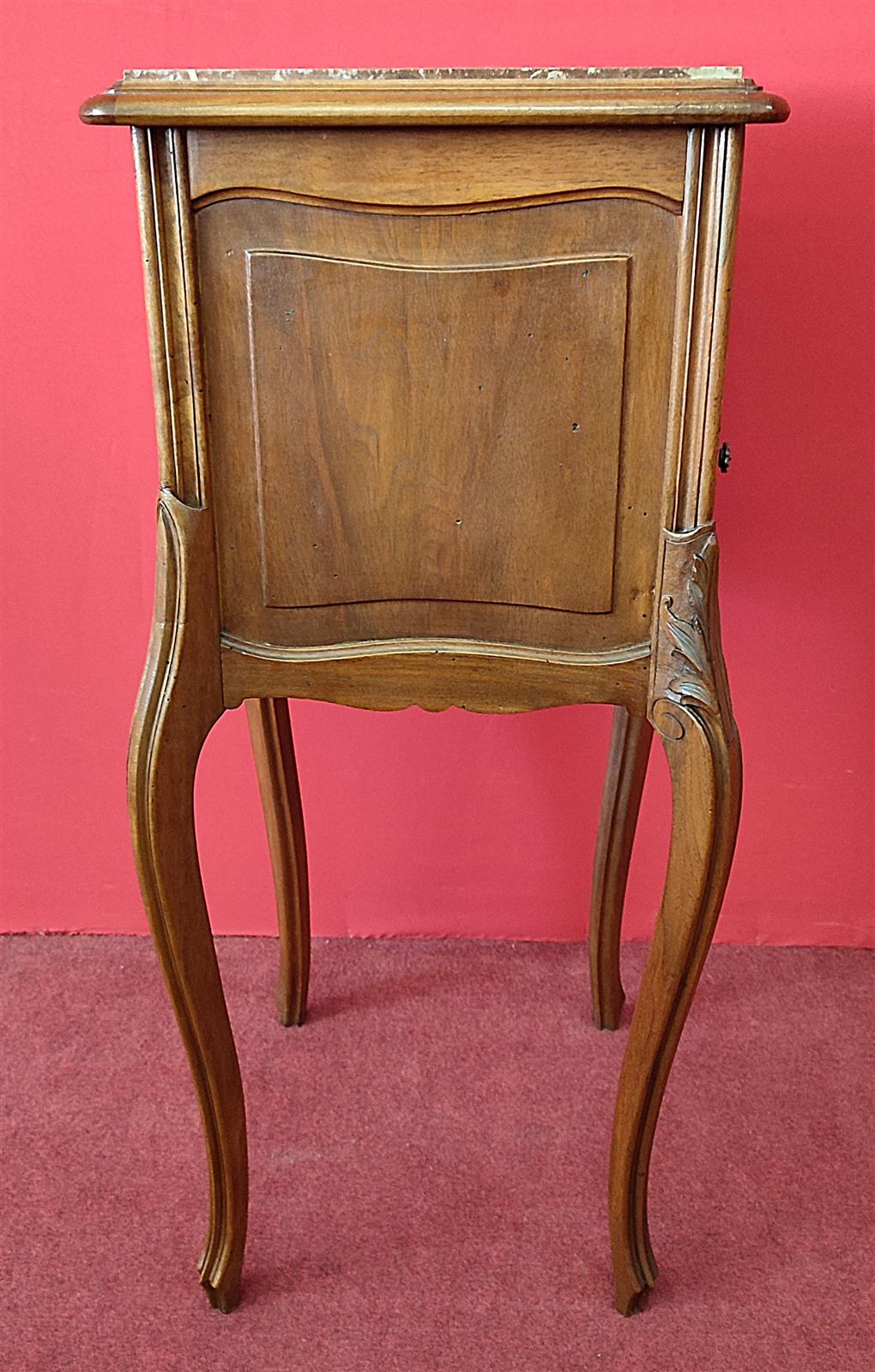 Comodino Art Nouveau con marmo