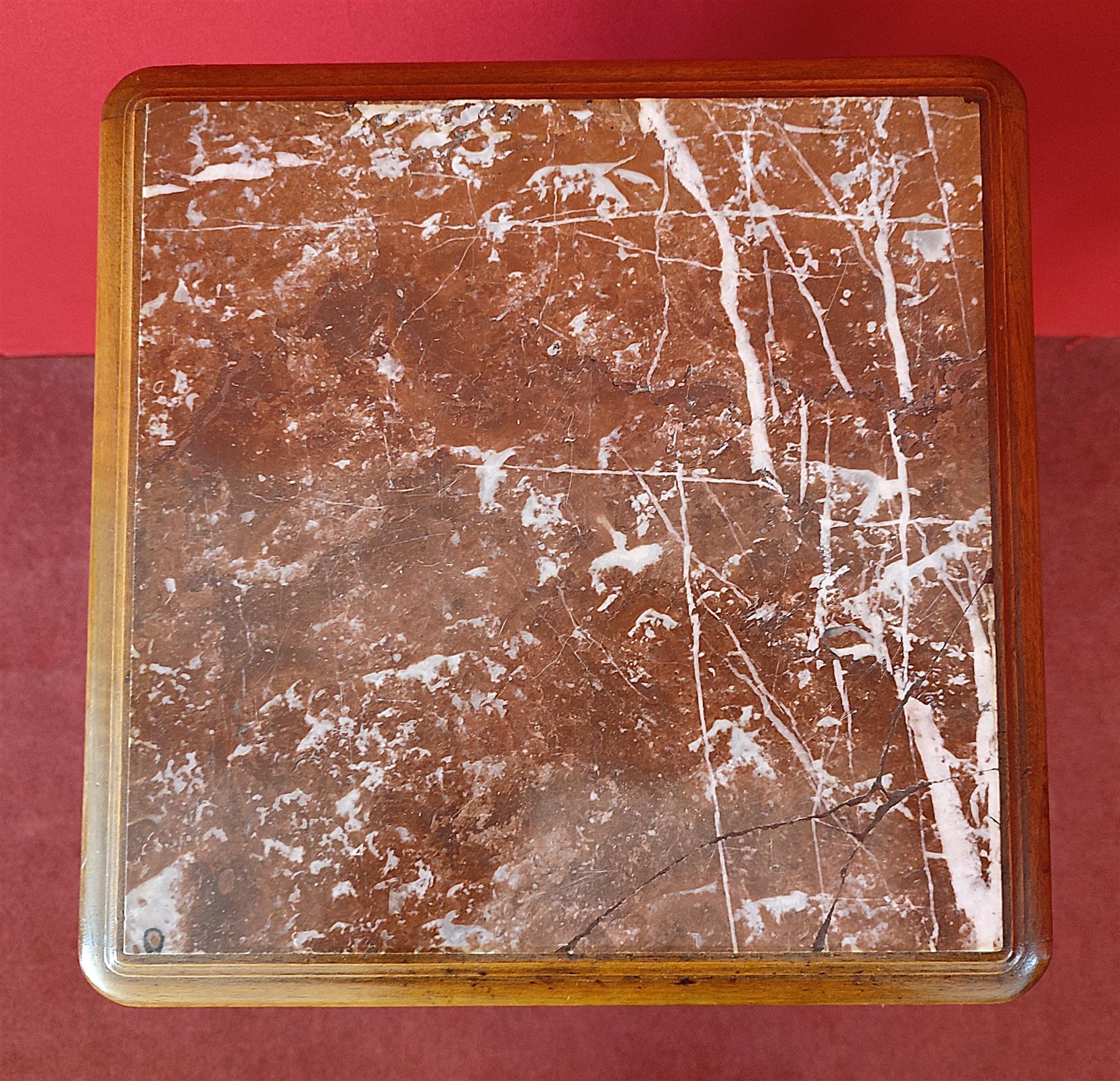 Comodino Art Nouveau con marmo