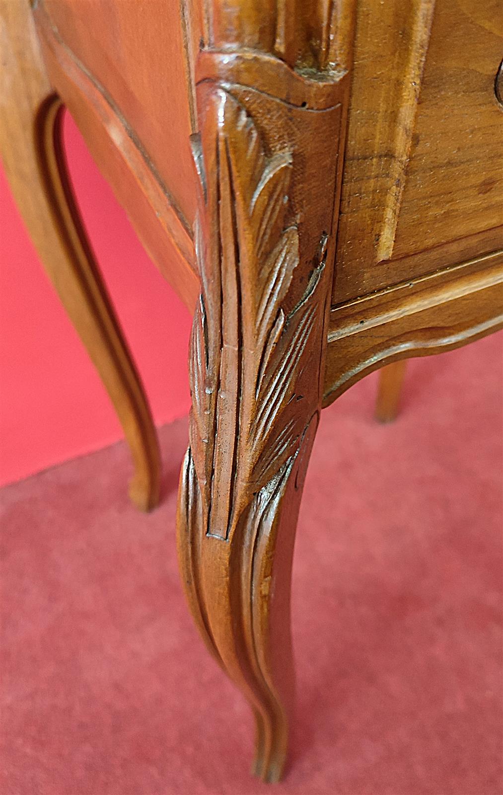 Comodino Art Nouveau con marmo