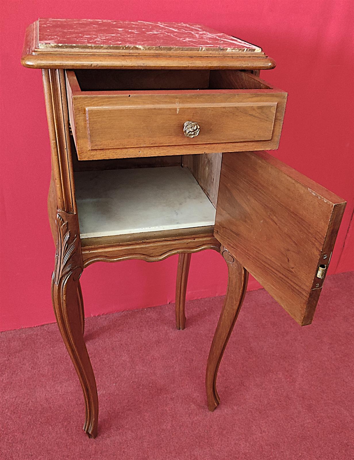 Comodino Art Nouveau con marmo