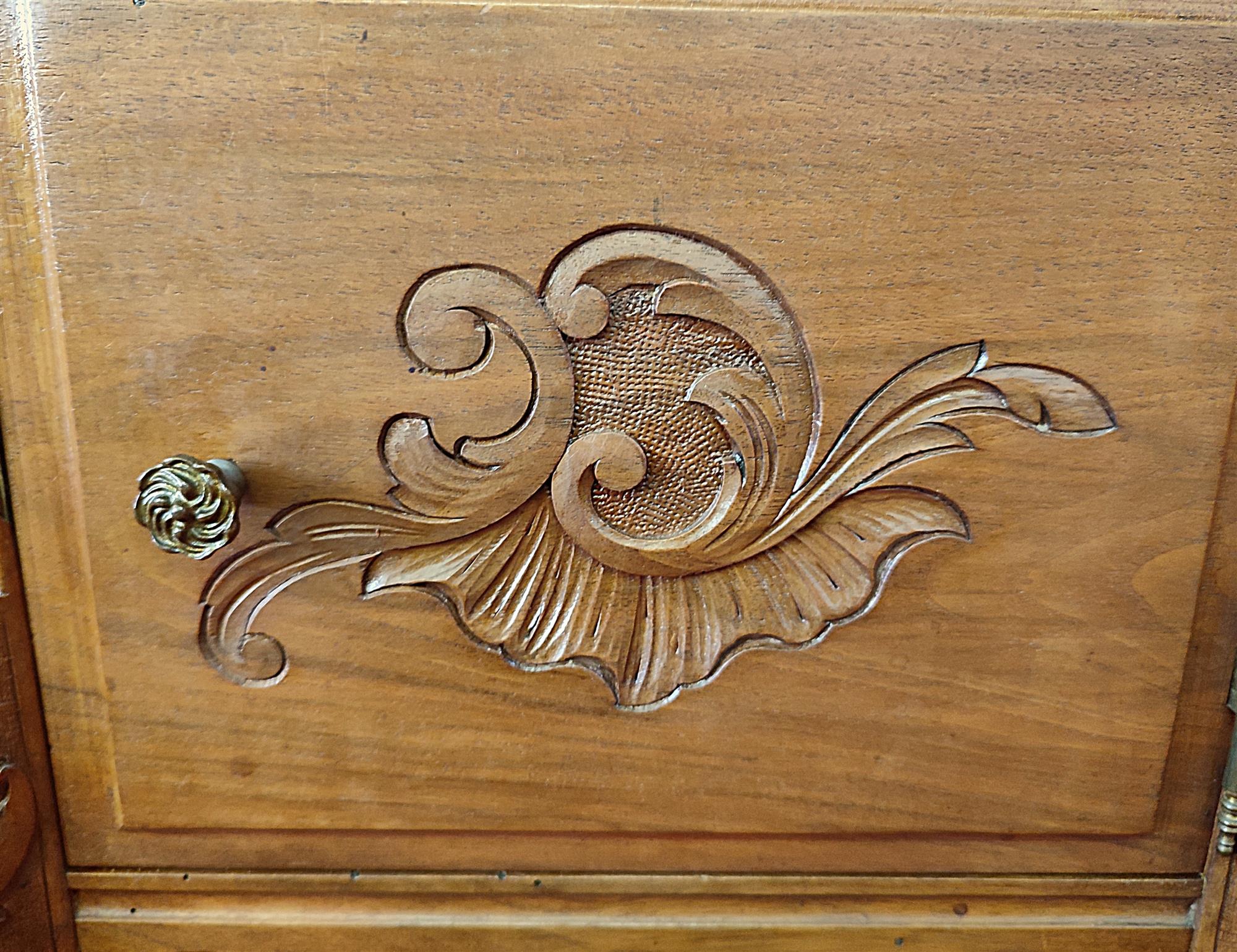 Comodino Art Nouveau con marmo