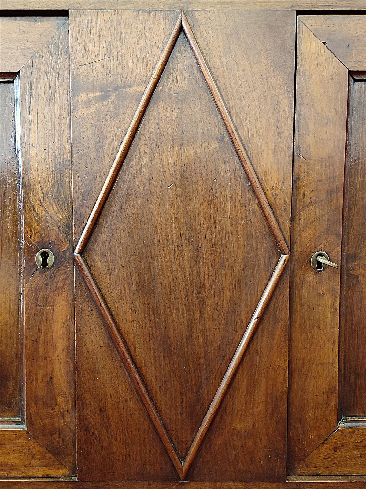 Credenza due porte con rombo