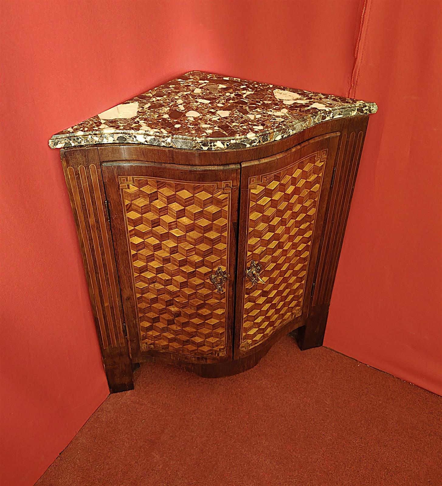 Angolare intarsiato piano in marmo