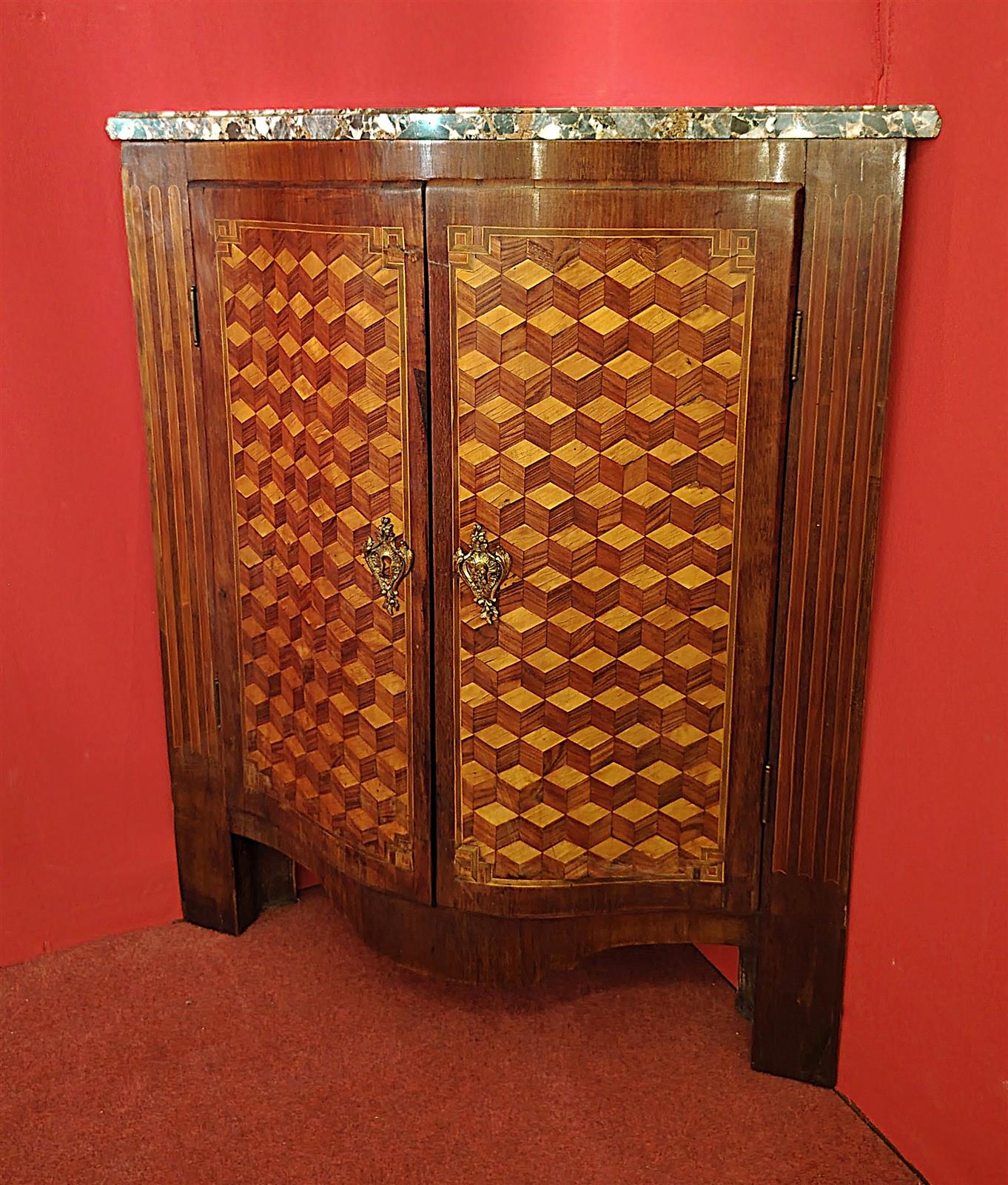 Angolare intarsiato piano in marmo