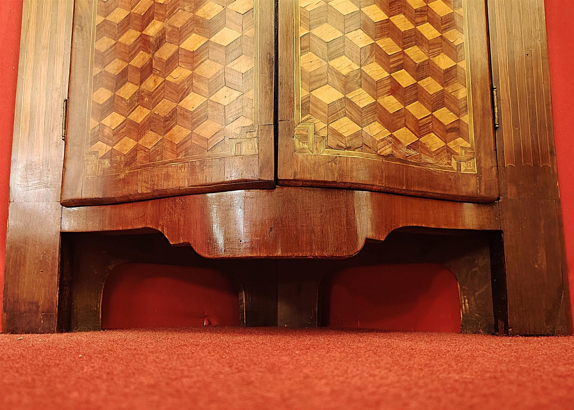 Angolare intarsiato piano in marmo