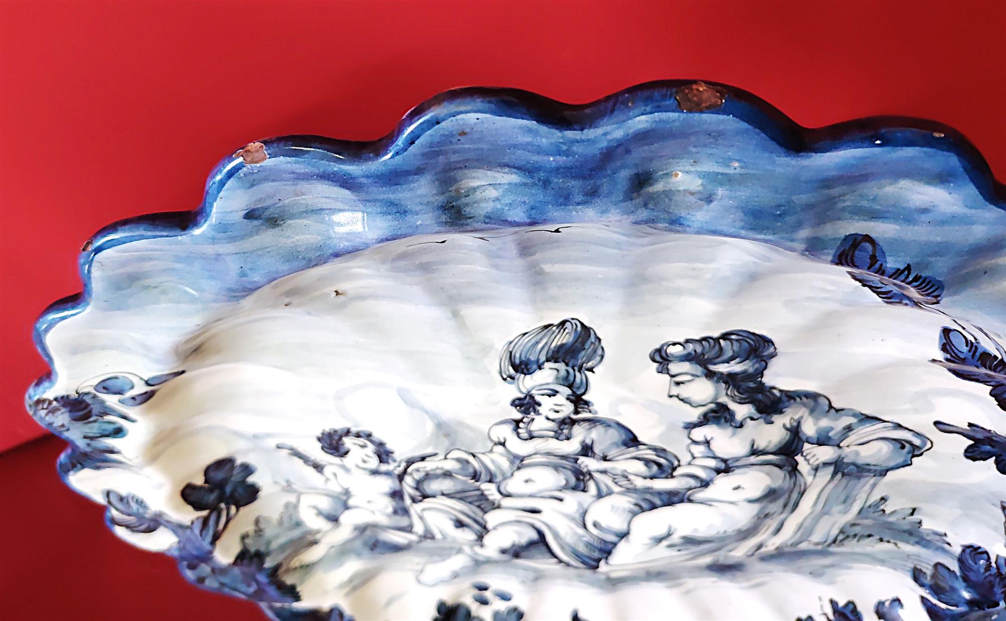 Coppia di piatti in ceramica dipinti