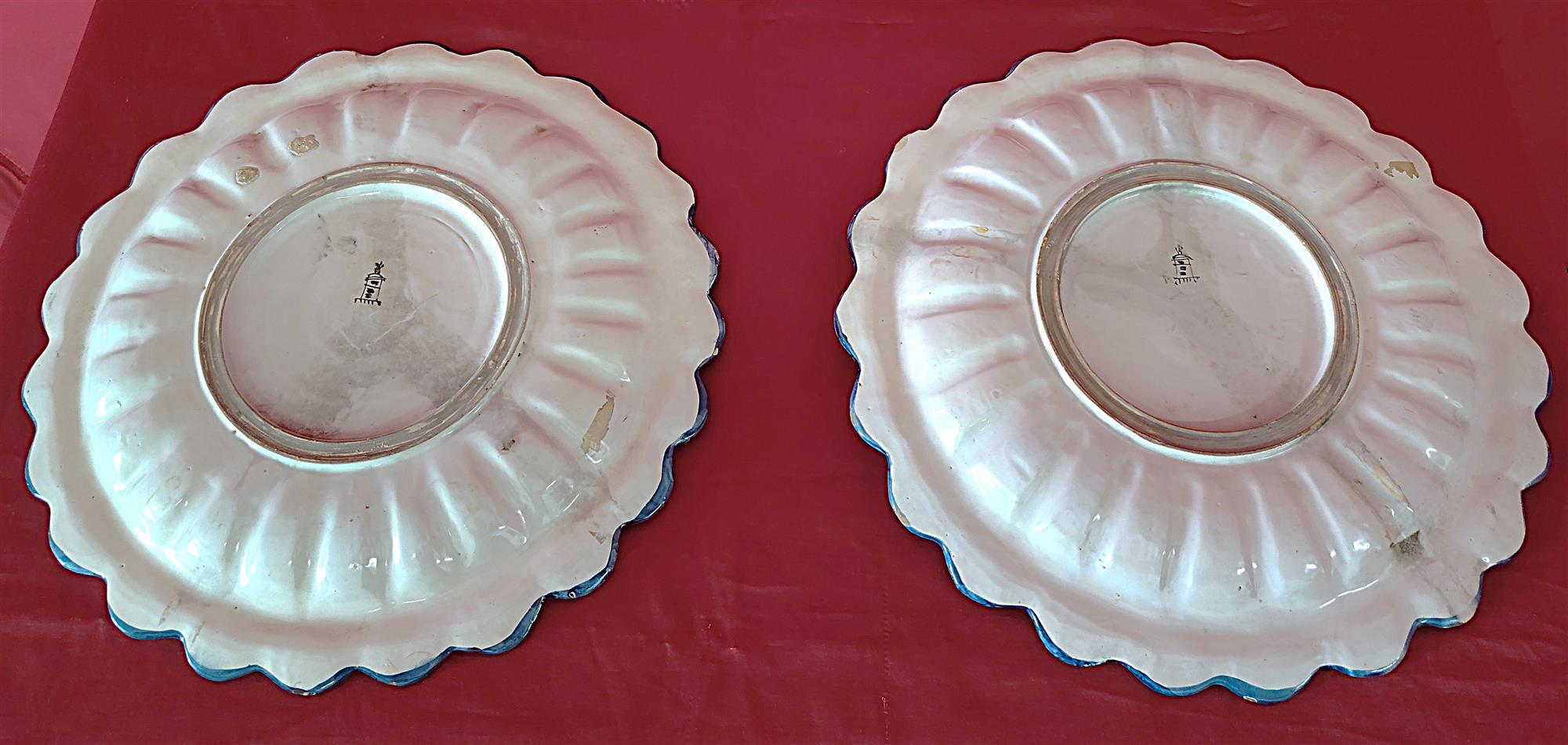 Coppia di piatti in ceramica dipinti