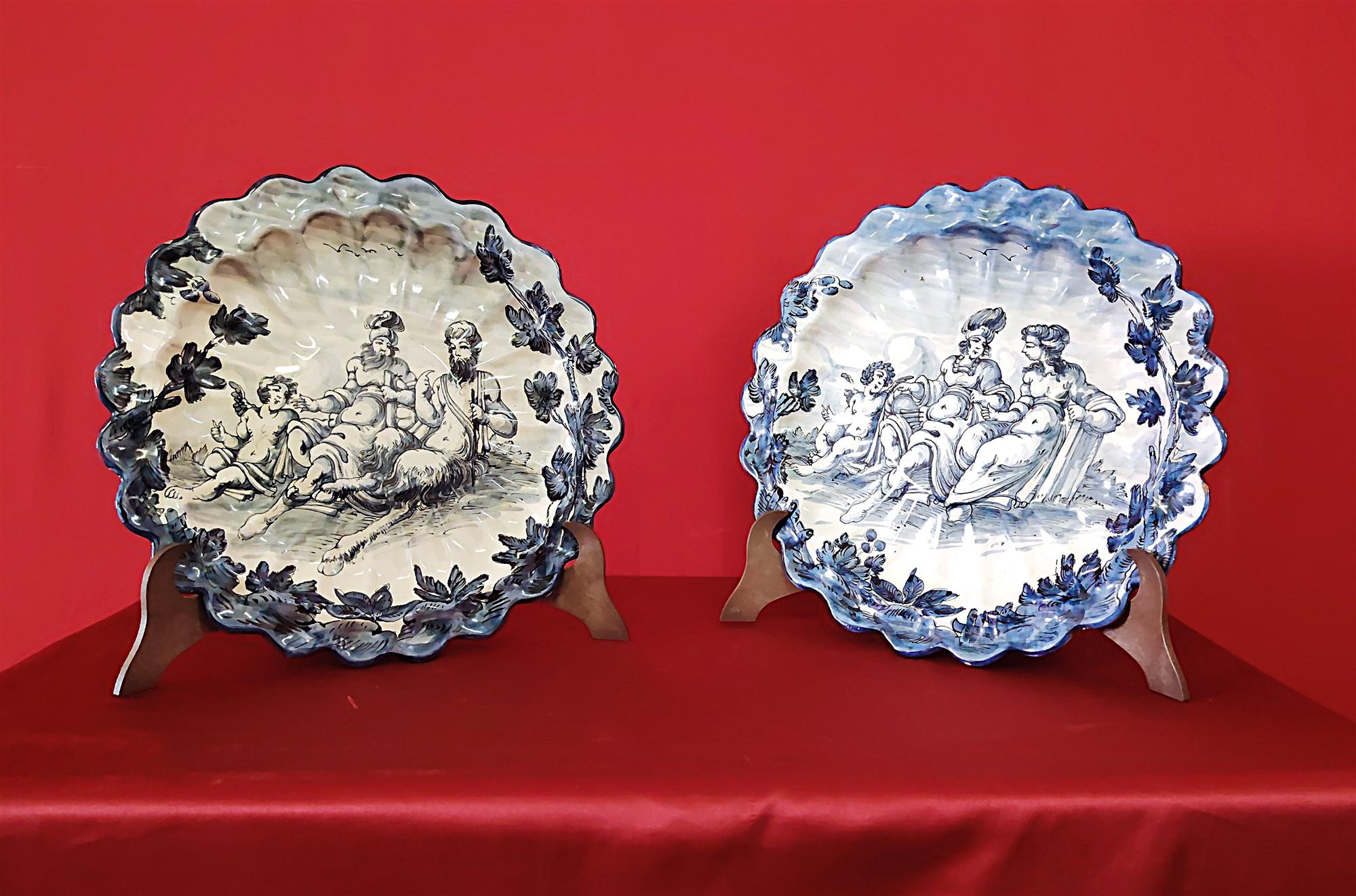 Coppia di piatti in ceramica dipinti