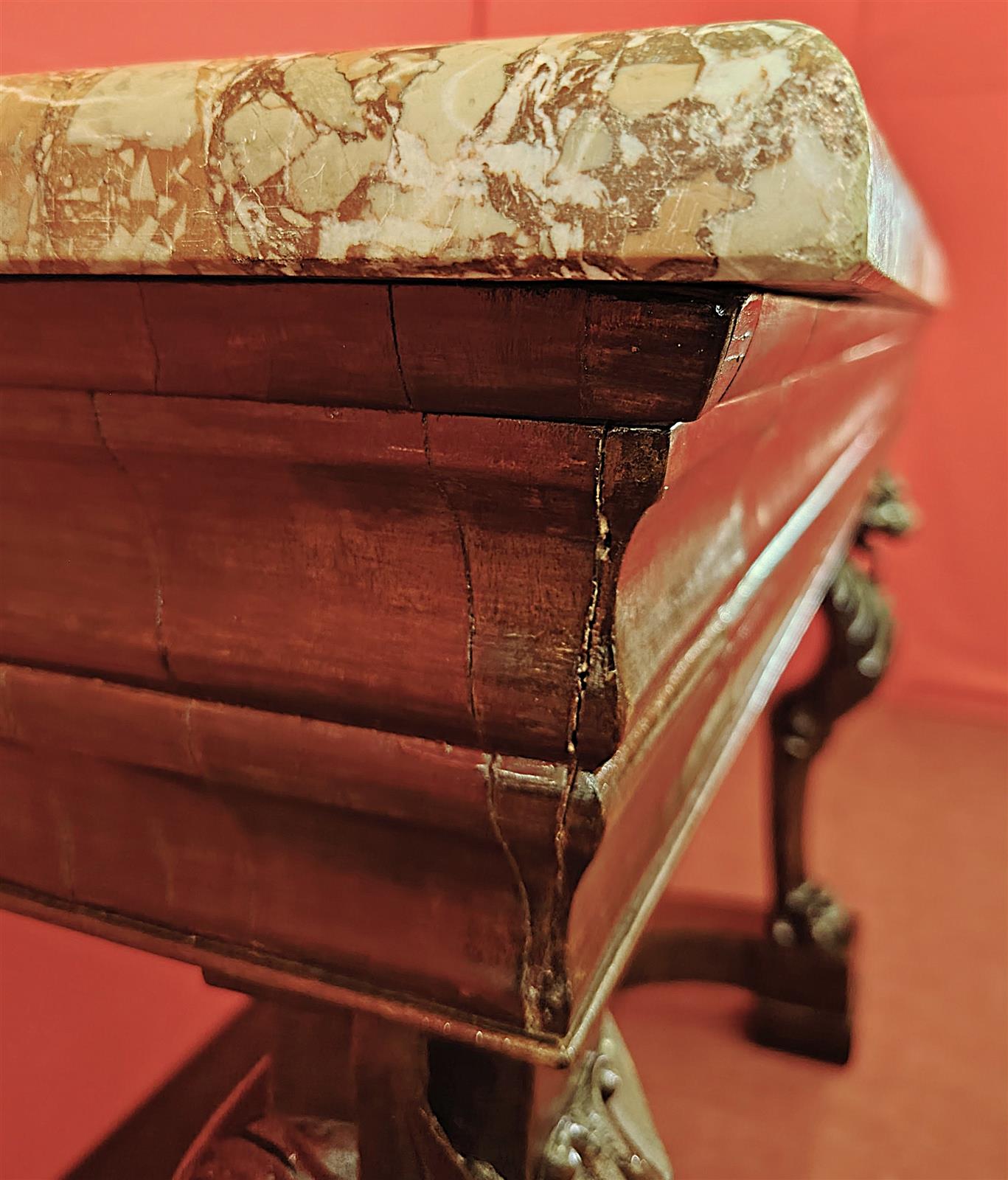 Consolle siciliana con grifoni