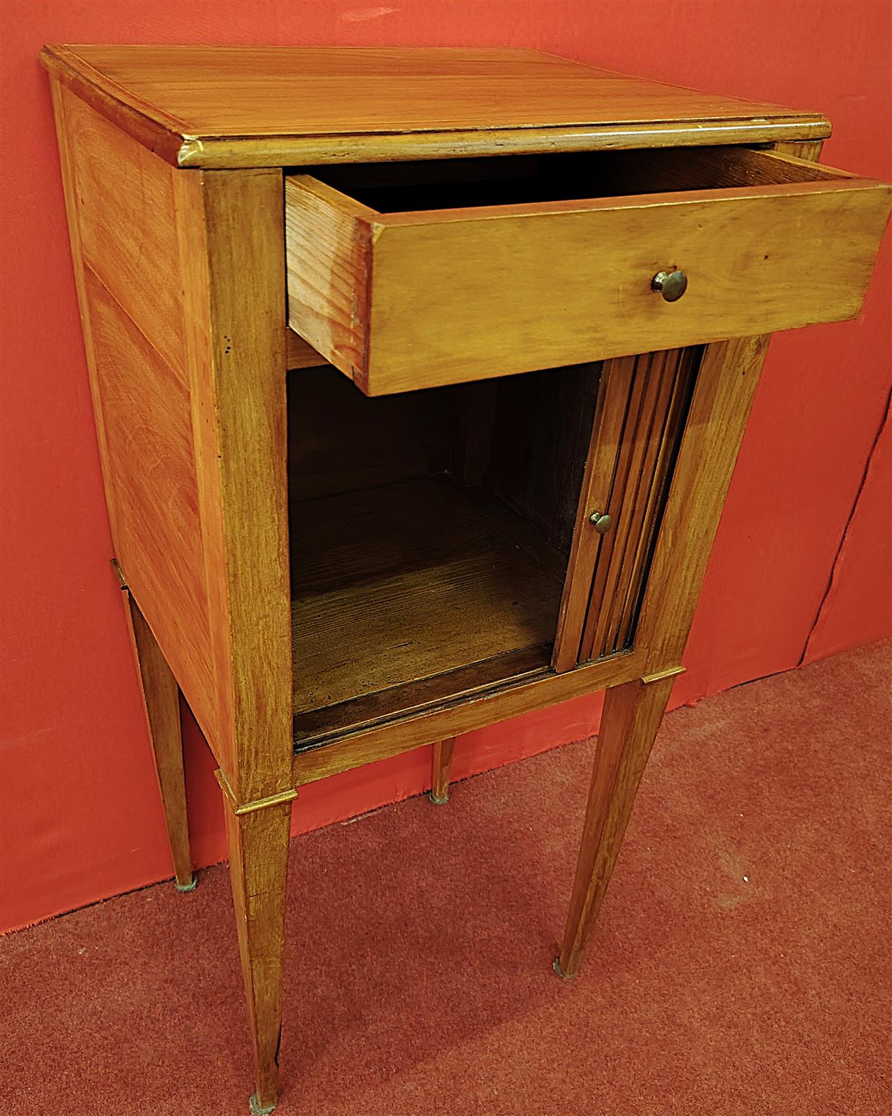 Comodino a serranda in ciliegio