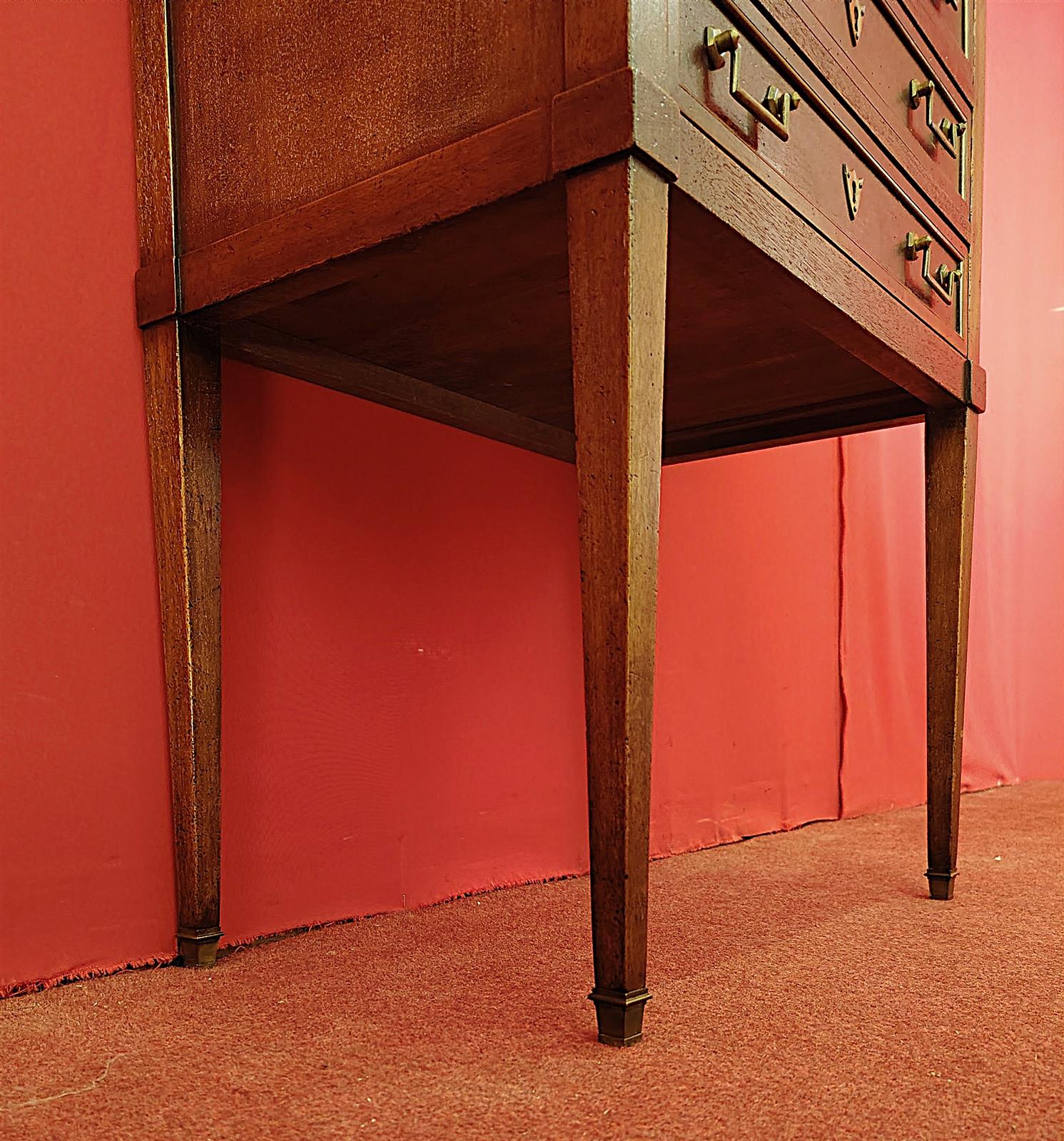 Comodino con tre cassetti