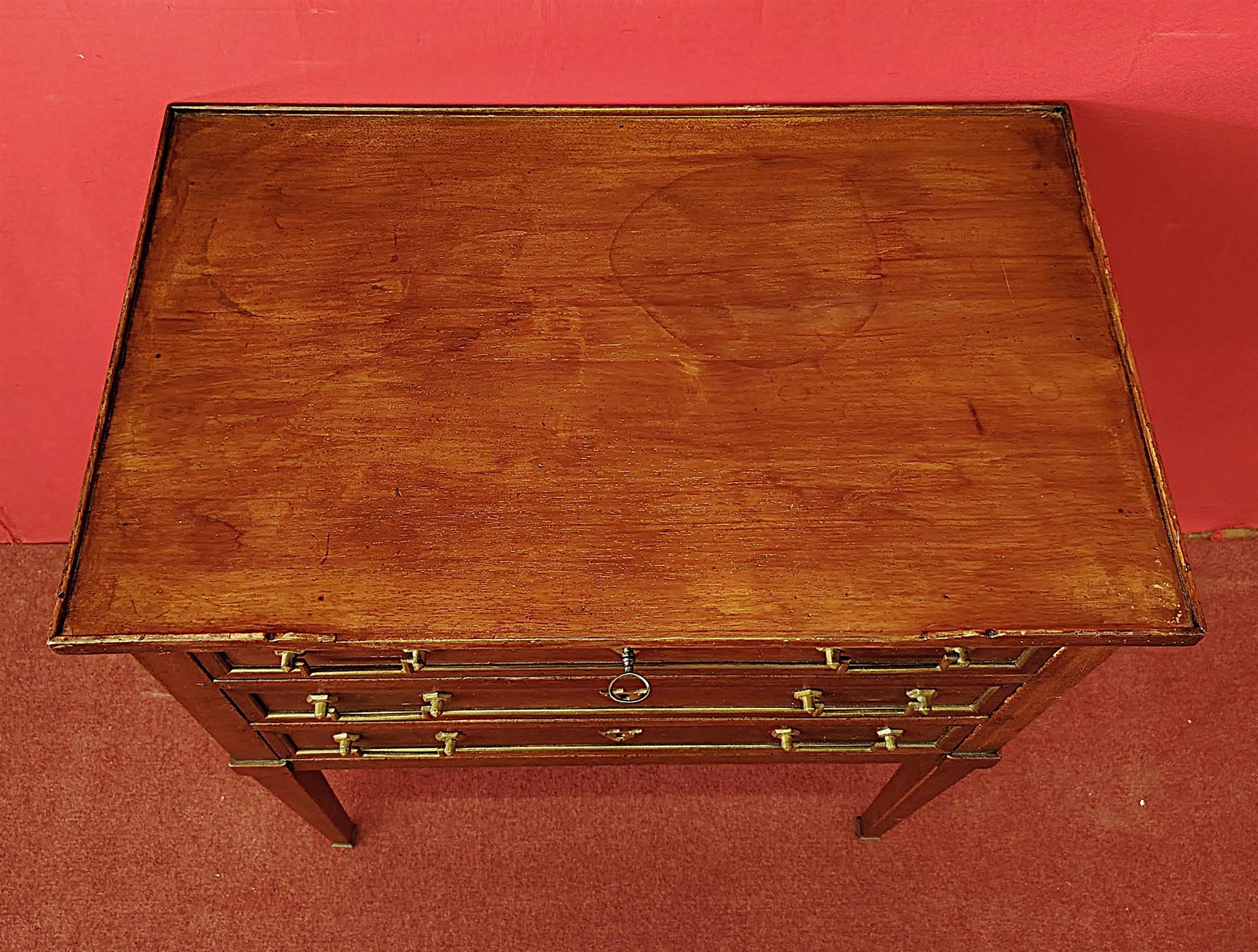 Comodino con tre cassetti