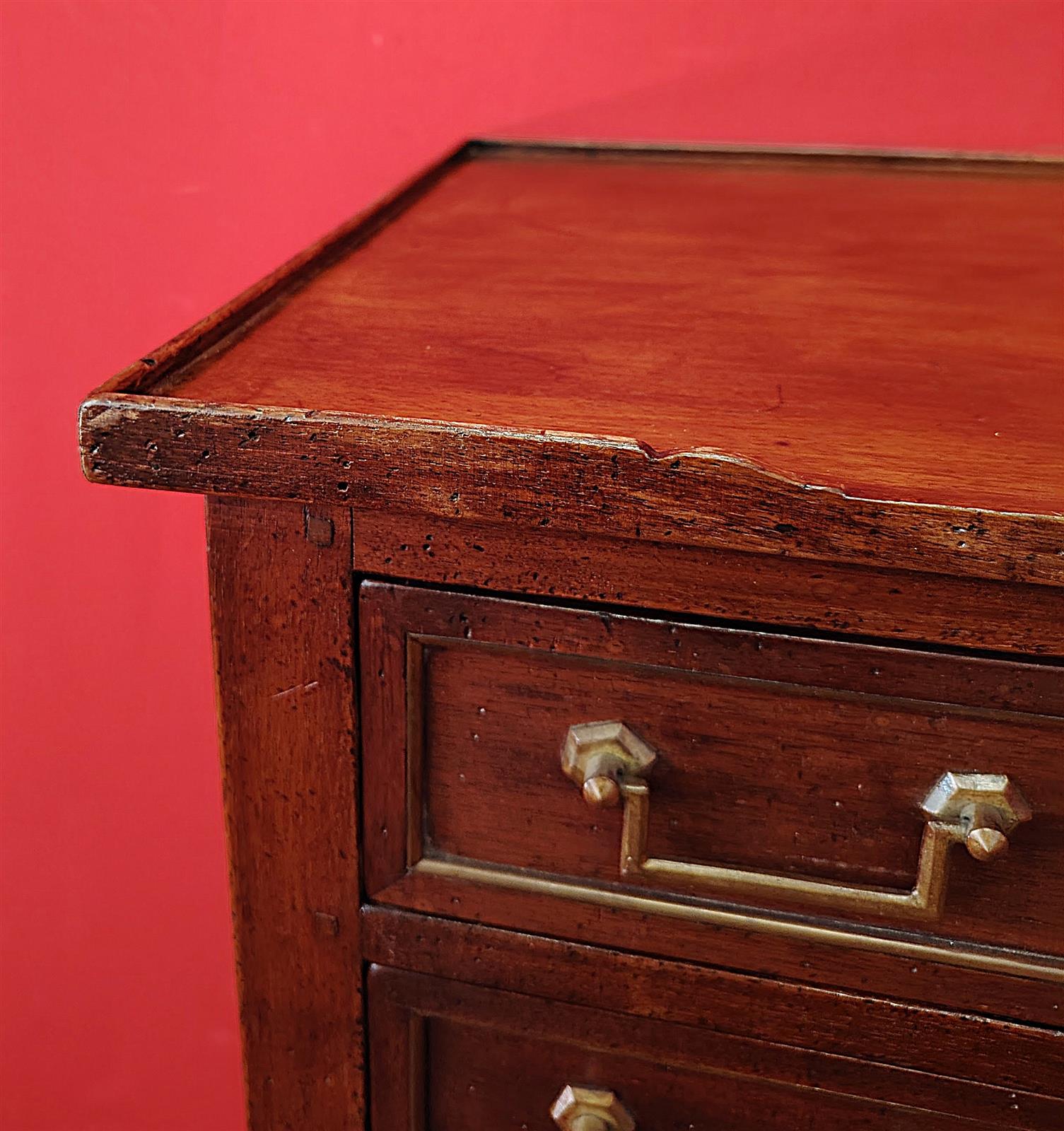 Comodino con tre cassetti