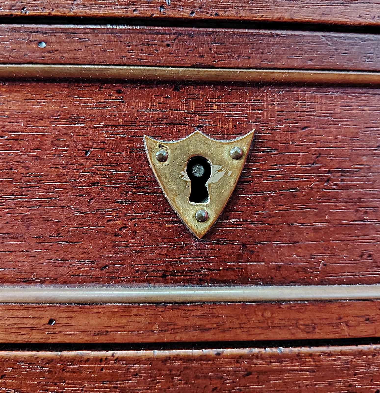 Comodino con tre cassetti