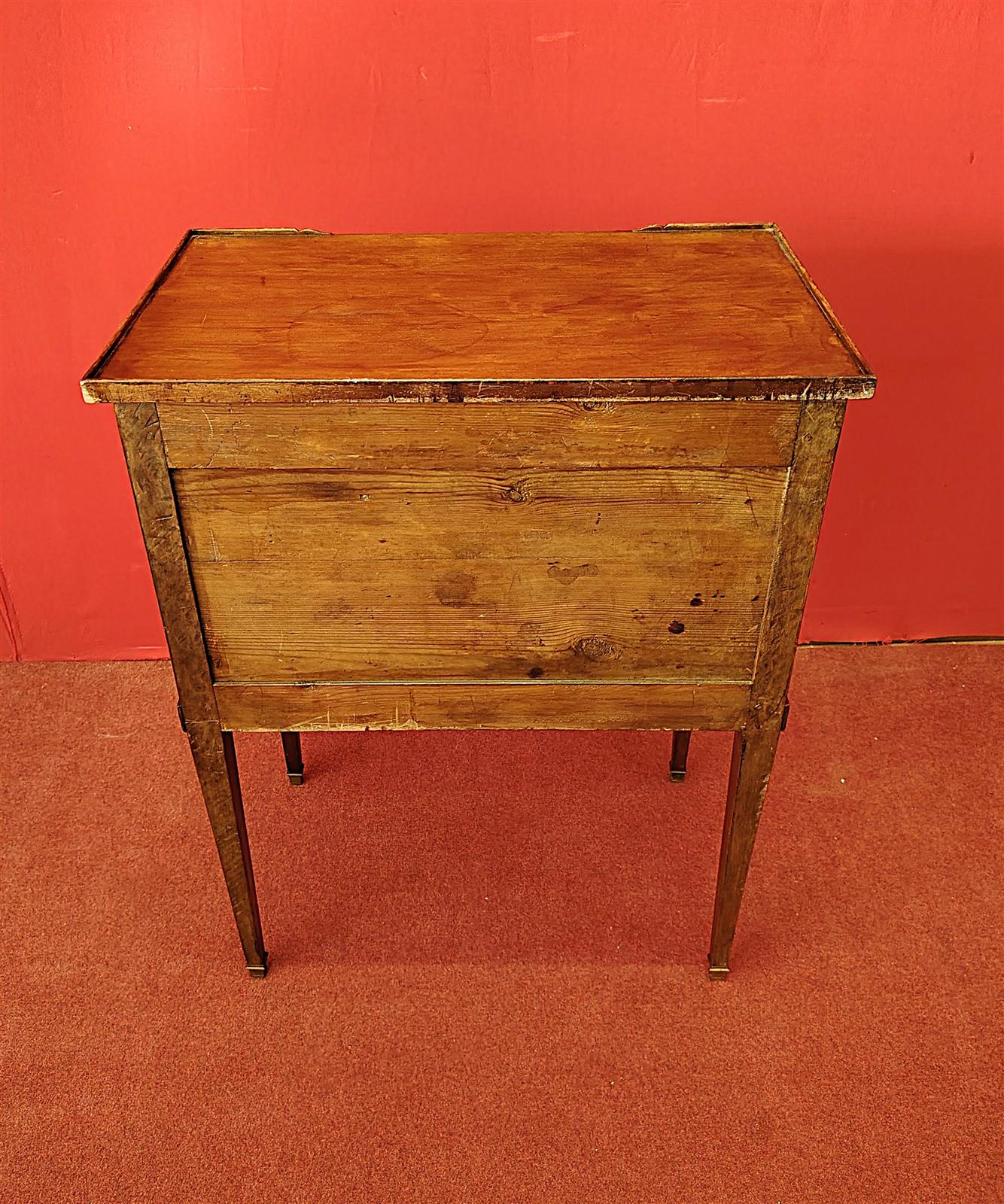 Comodino con tre cassetti