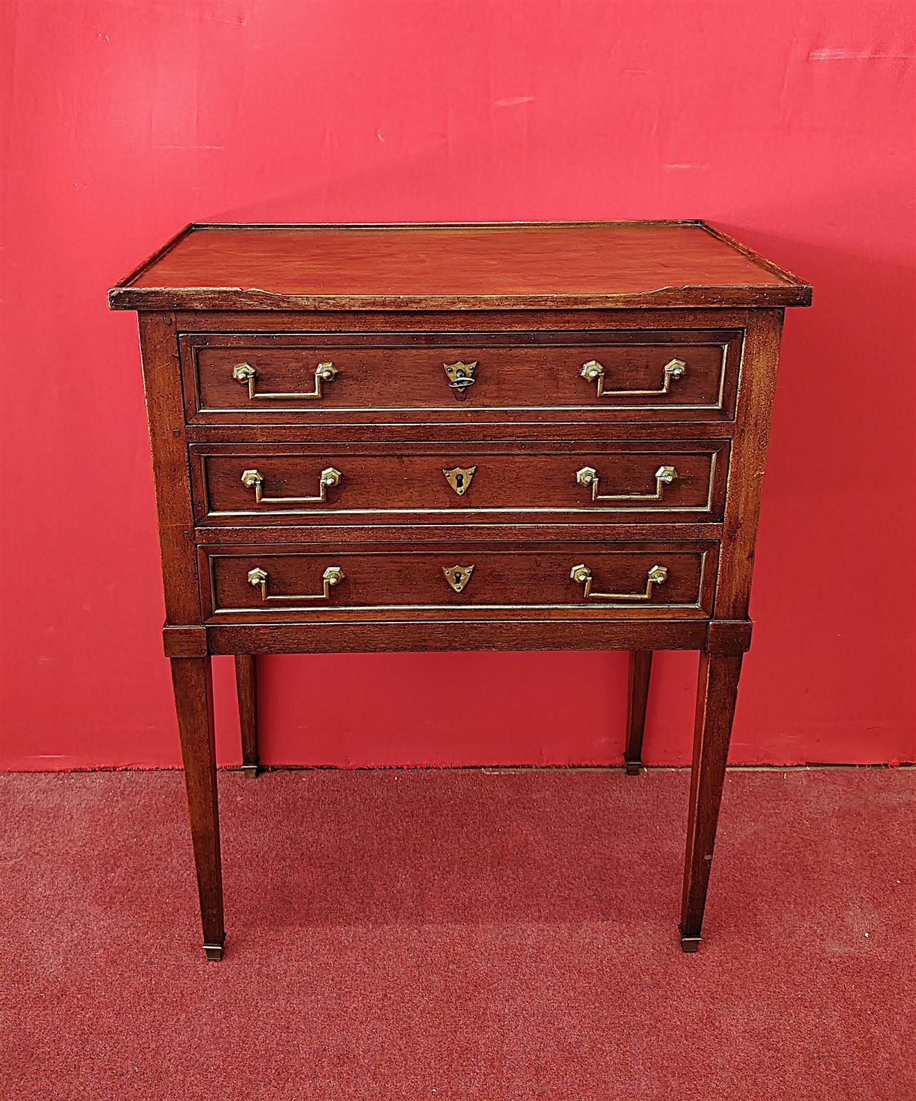 Comodino con tre cassetti