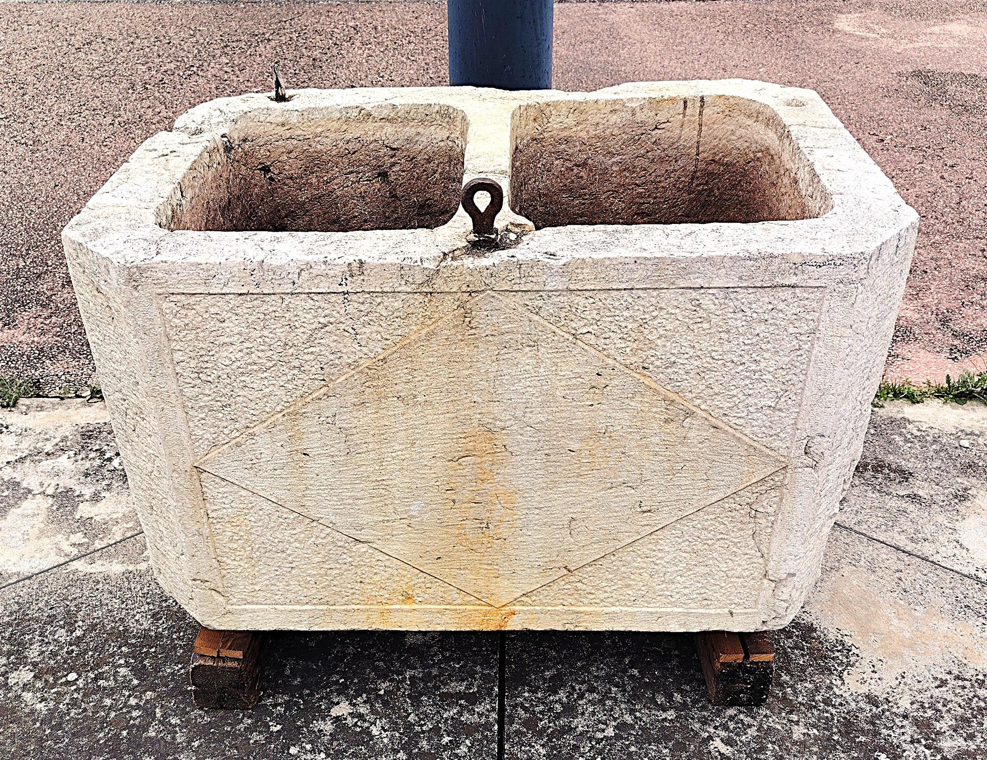 Vasca doppio foro secolo XVIII