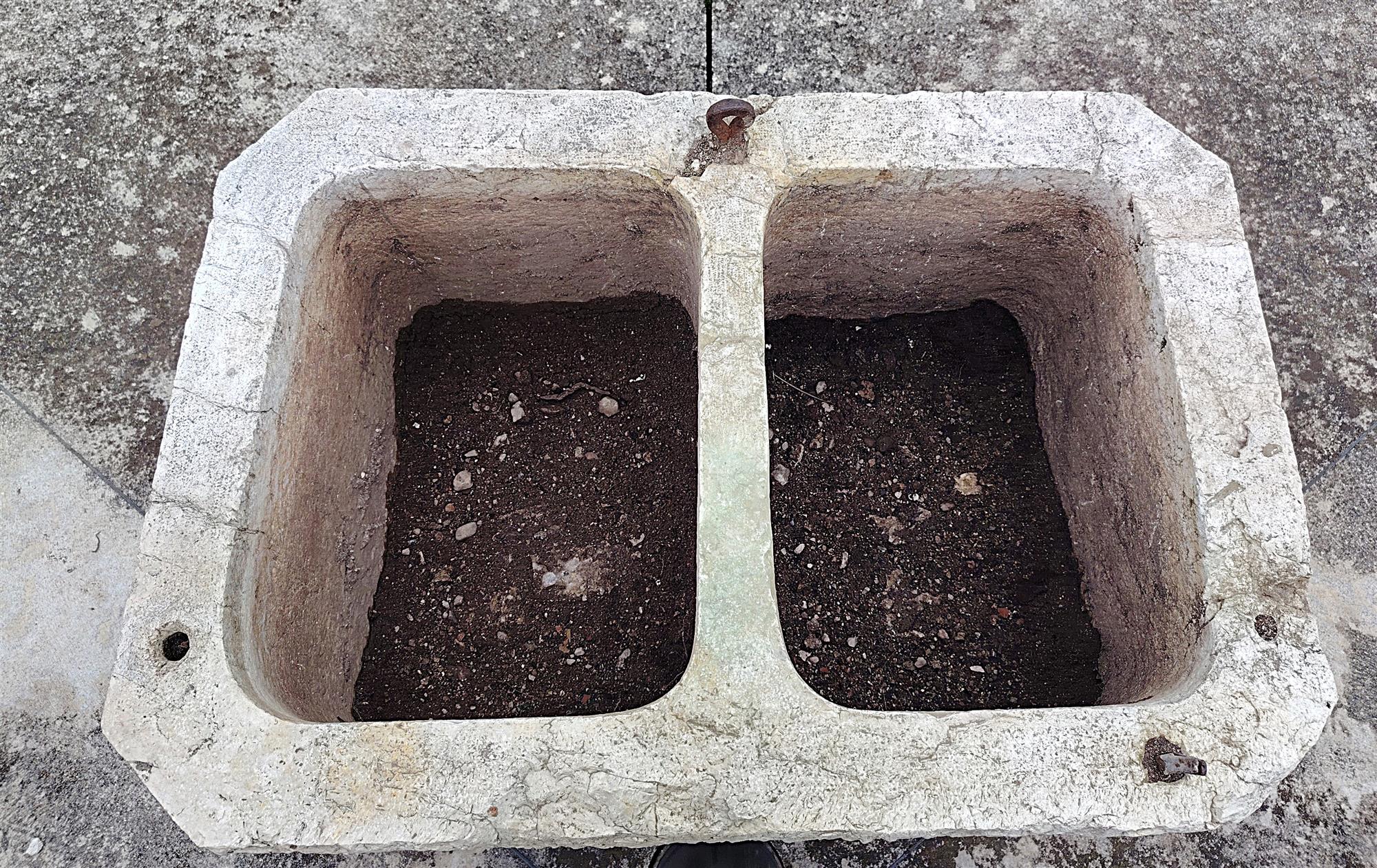 Vasca doppio foro secolo XVIII