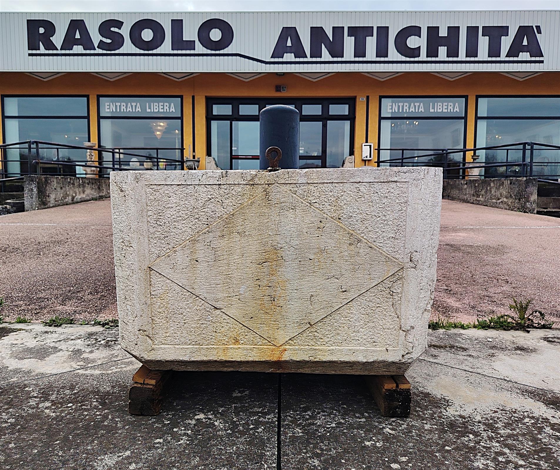 Vasca doppio foro secolo XVIII