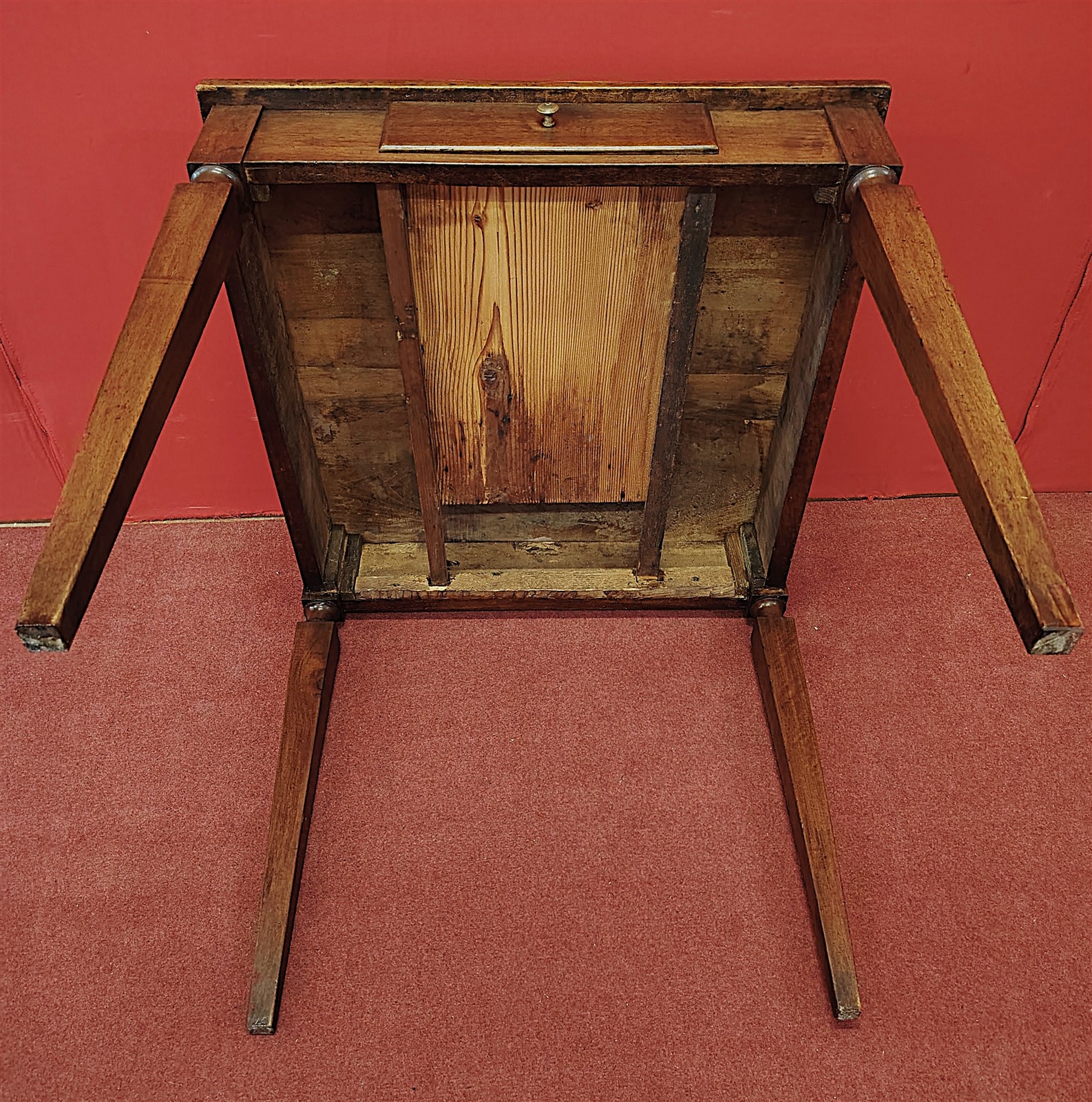 Piccolo tavolino quadrato Luigi XVI