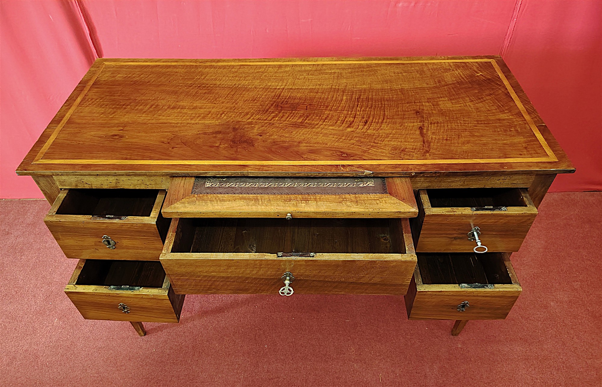 Scrivania in Noce con tiretto